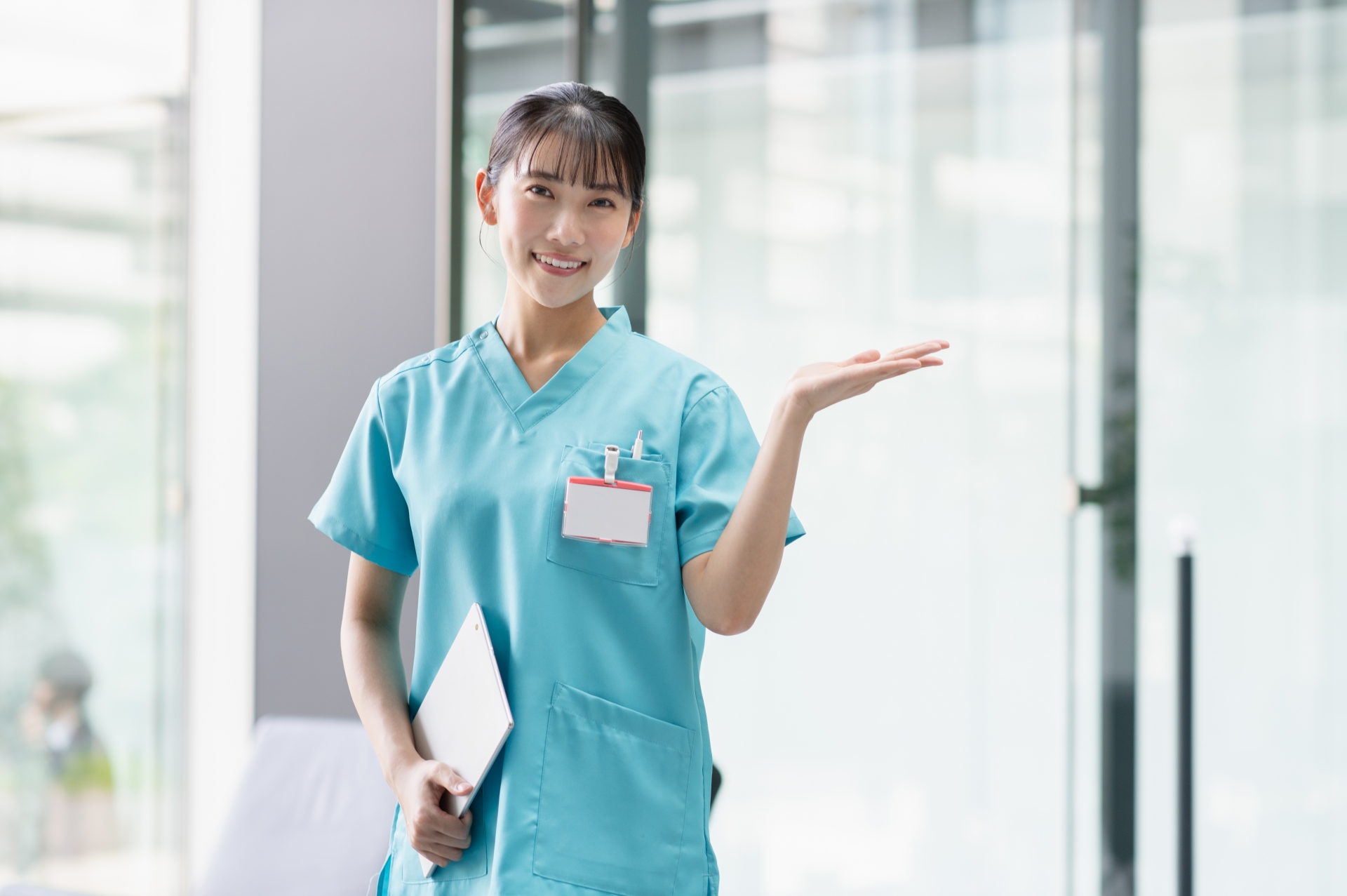 病院で働く若い女性医師