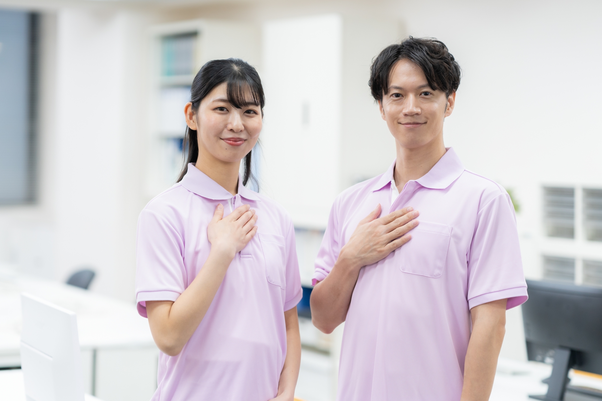 介護施設の事務所の若い男女の介護士