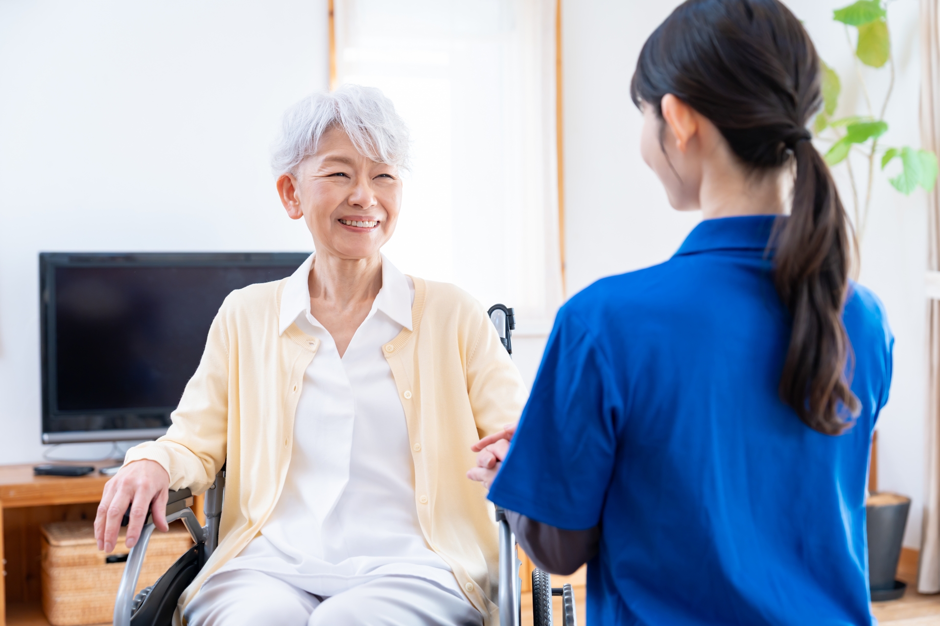 笑顔のシニアの女性