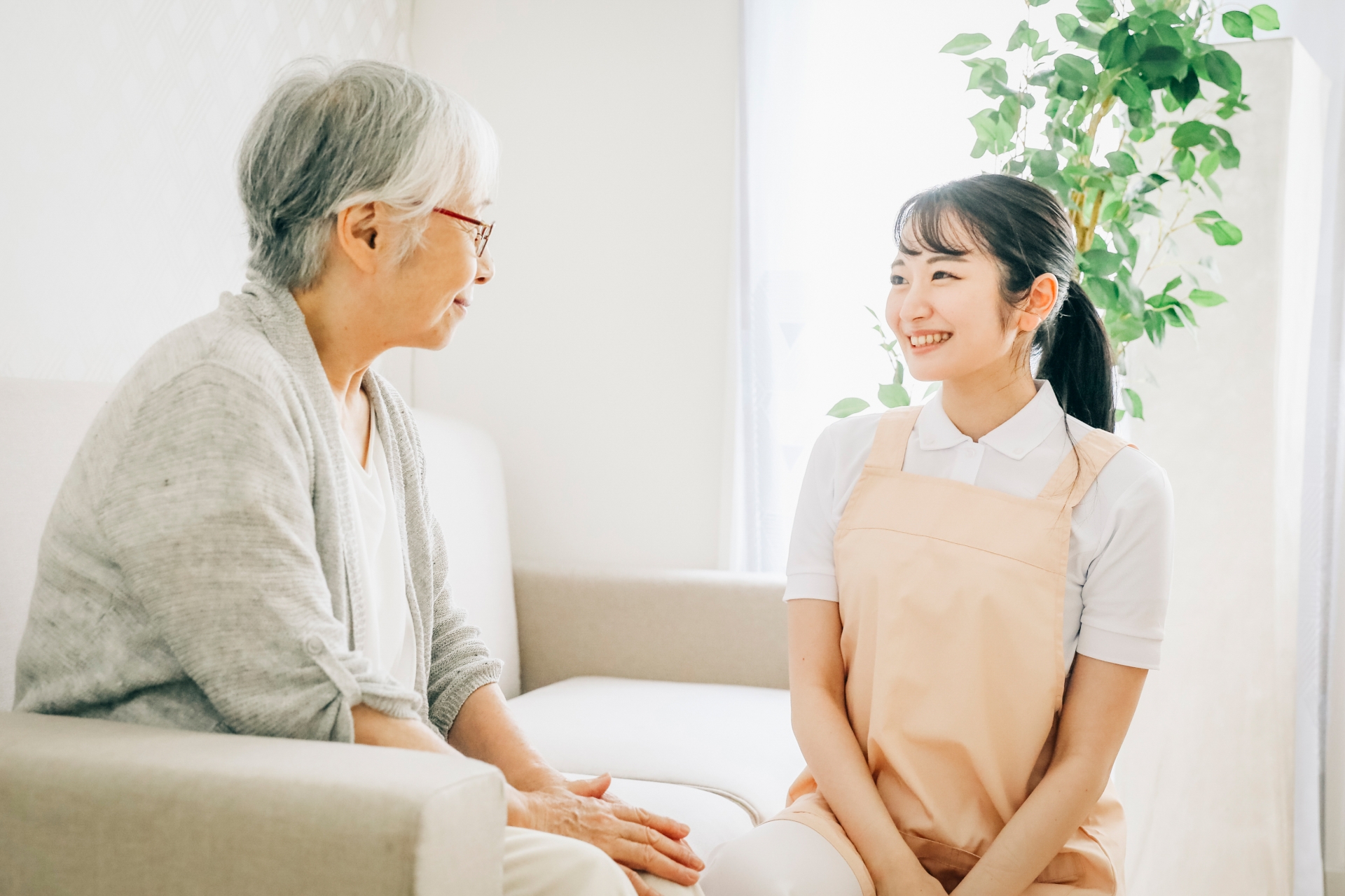 話をする介護士とシニアの女性