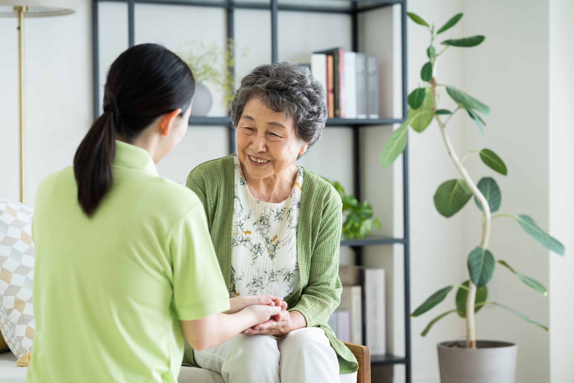 シニアの女性と介護福祉士