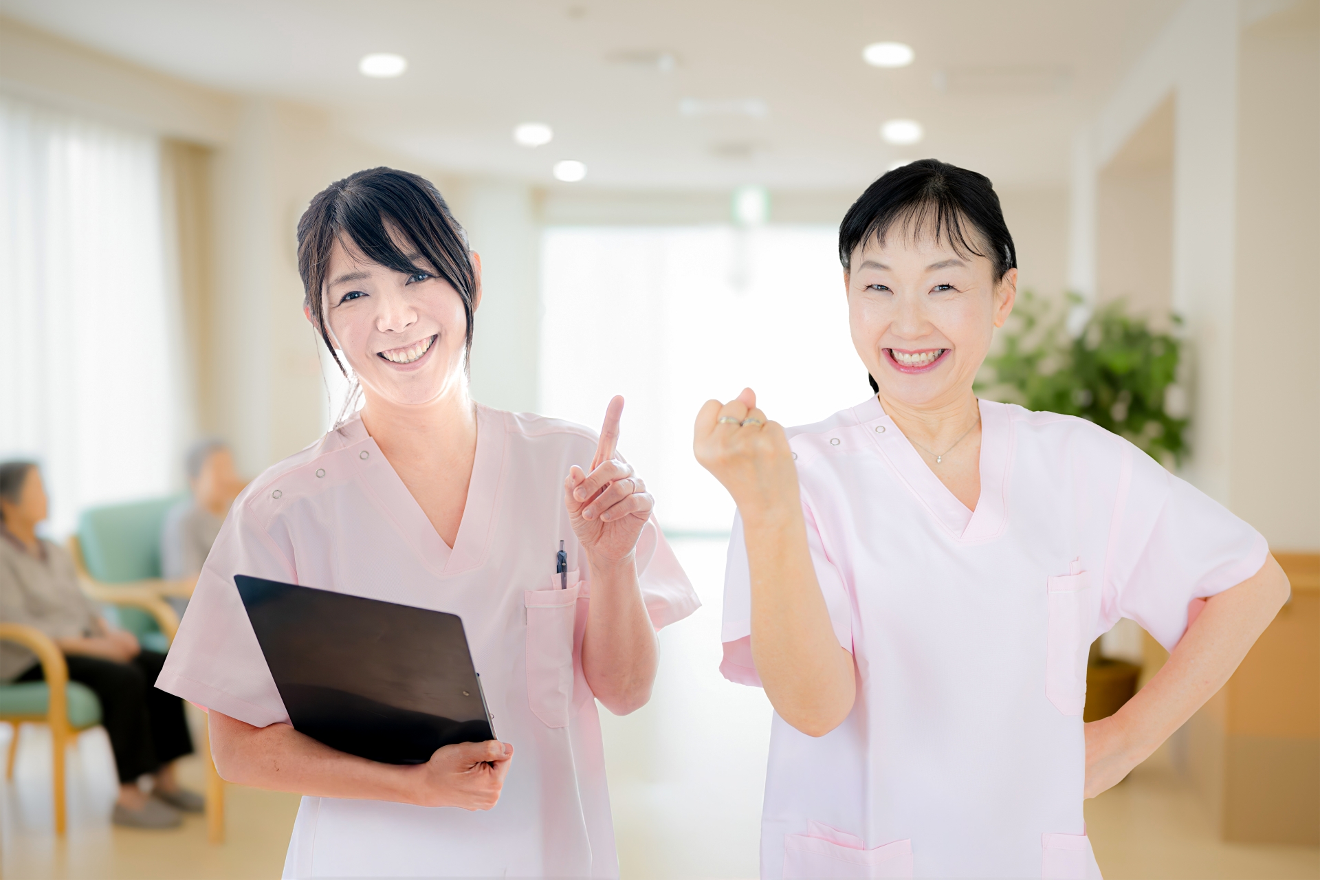 笑顔で働くケアスタッフ
