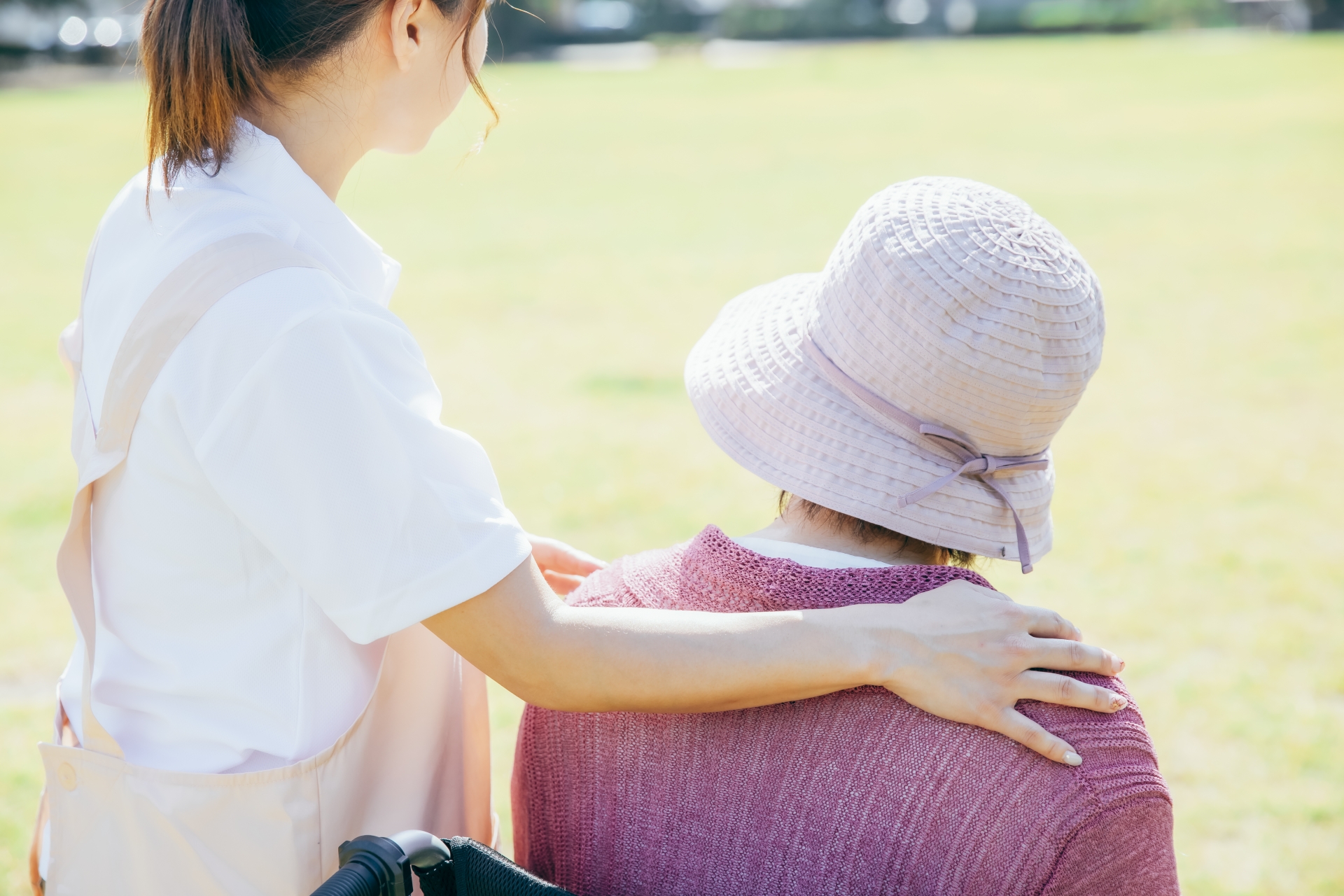 散歩する介護士と高齢者