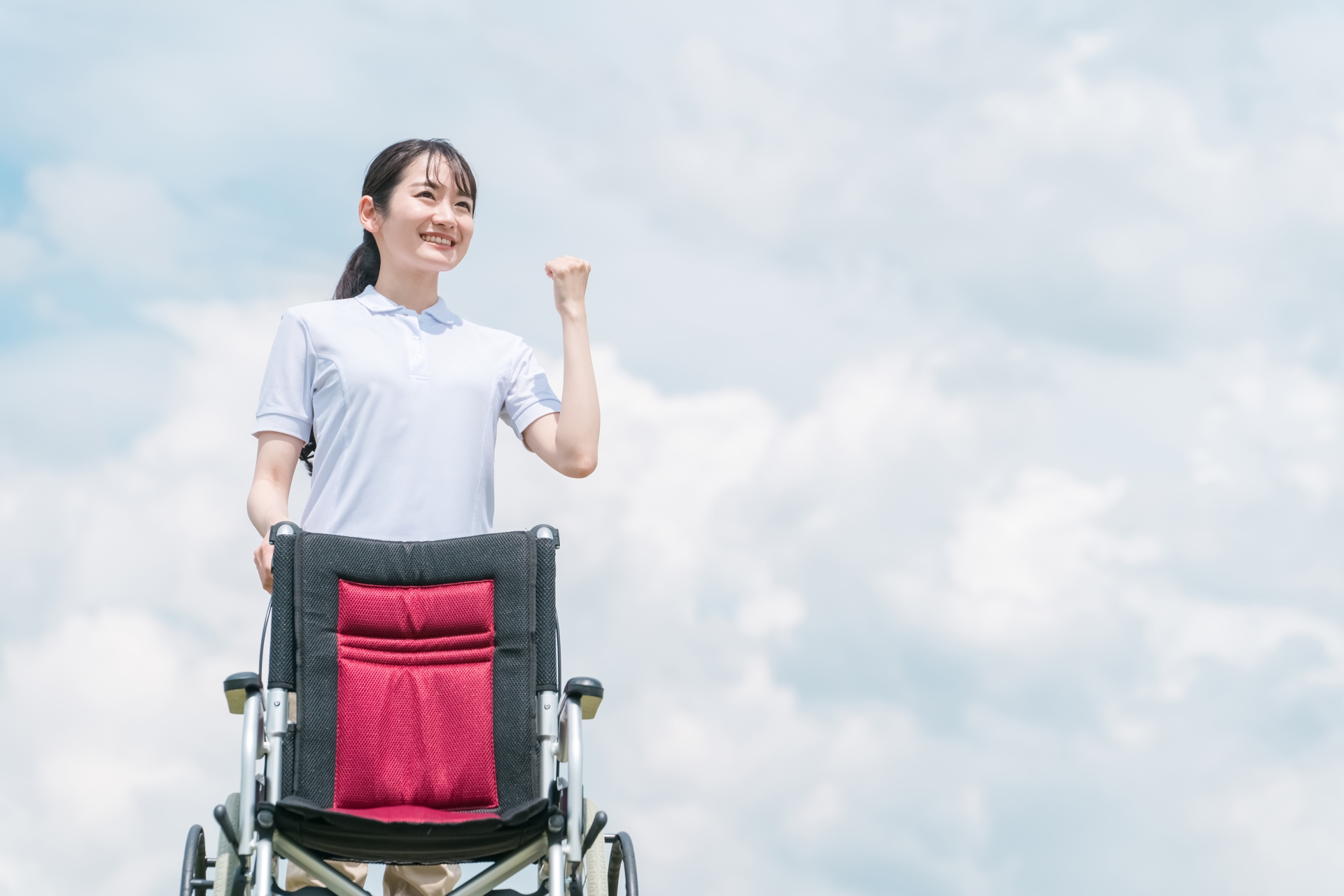 車椅子を持つ介護士