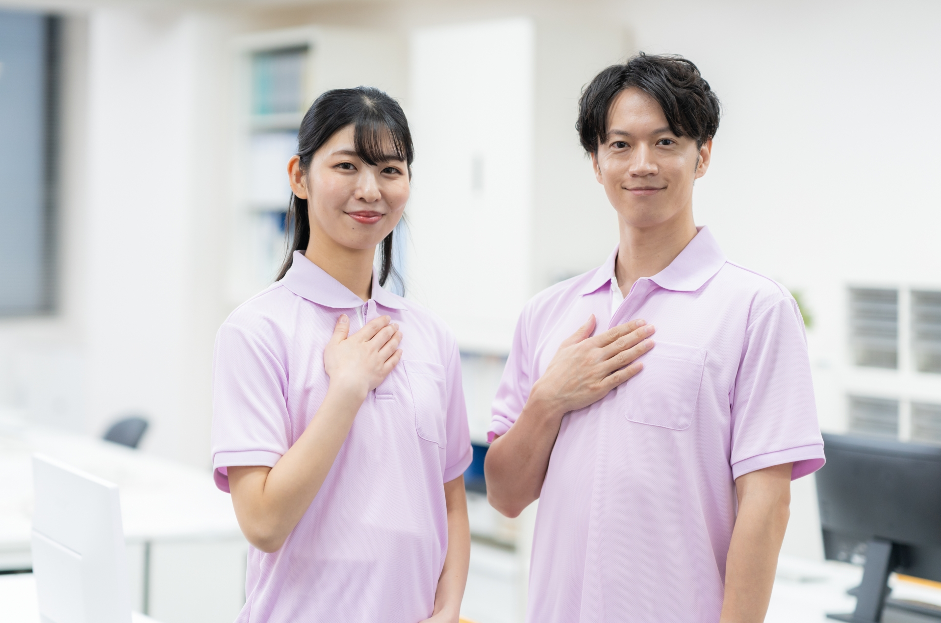 介護施設の事務所の若い男女の介護士