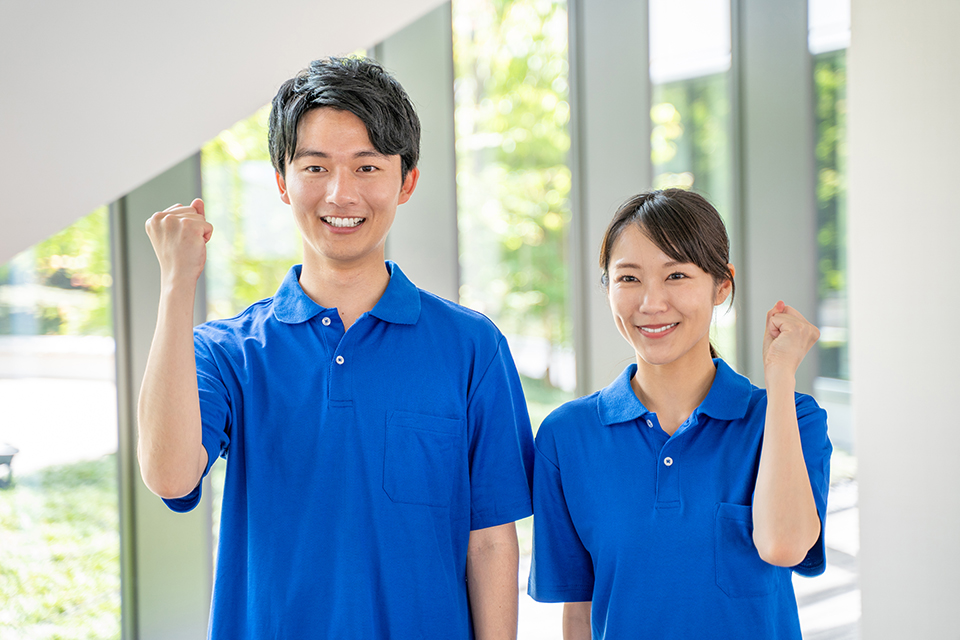 ガッツポーズでやる気の介護施設スタッフ