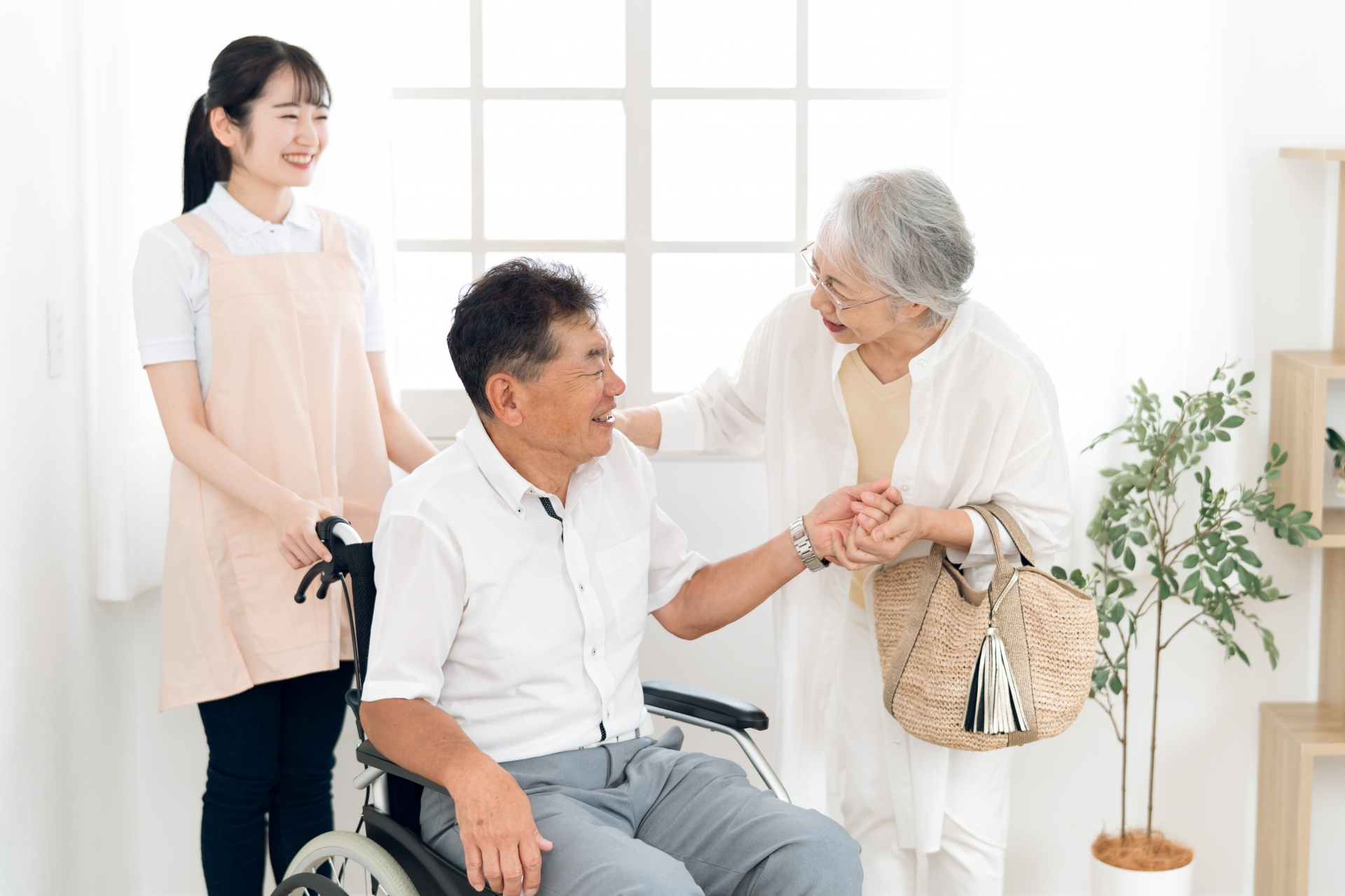 介護士と老夫婦
