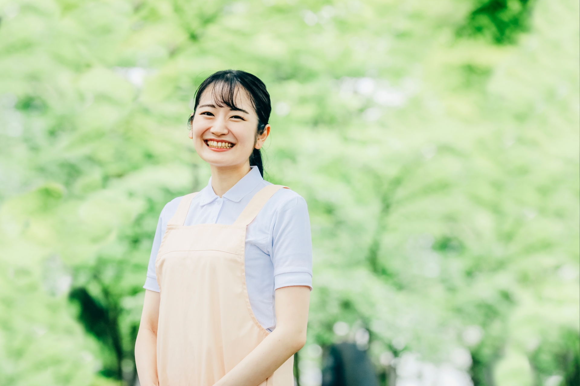 エプロンをつけた女性