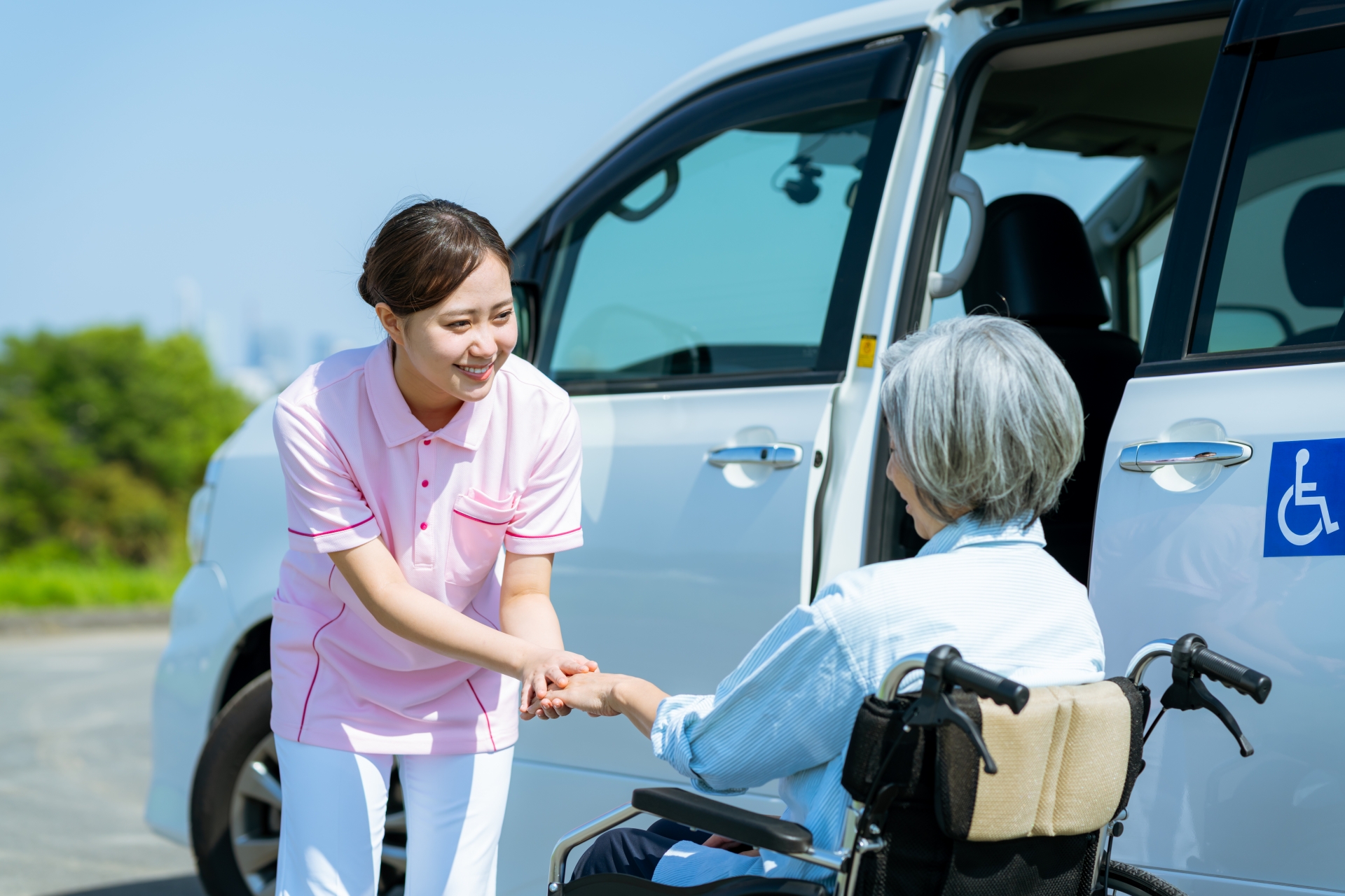 送迎する介護士