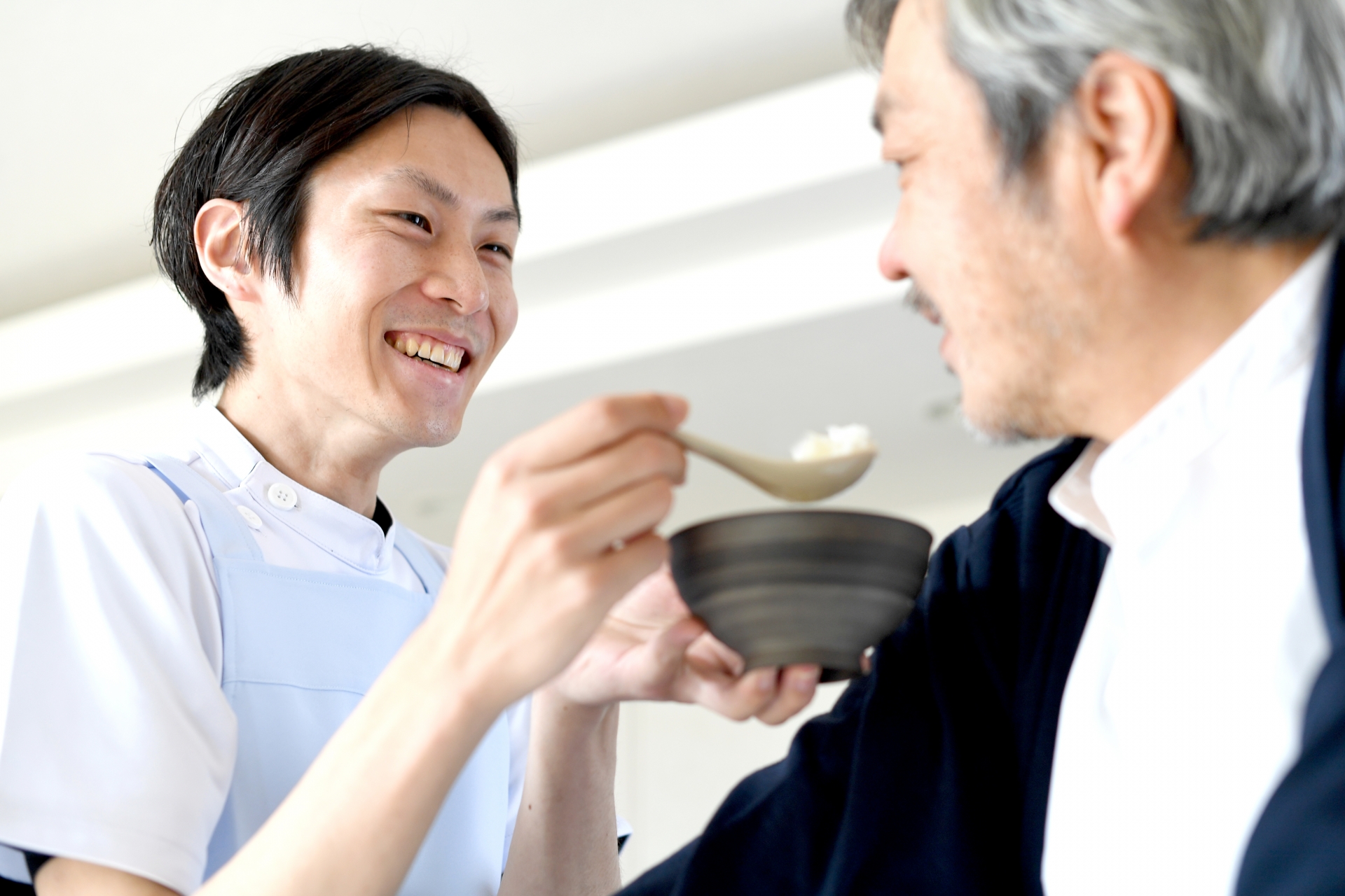 食事介助する男性介護士