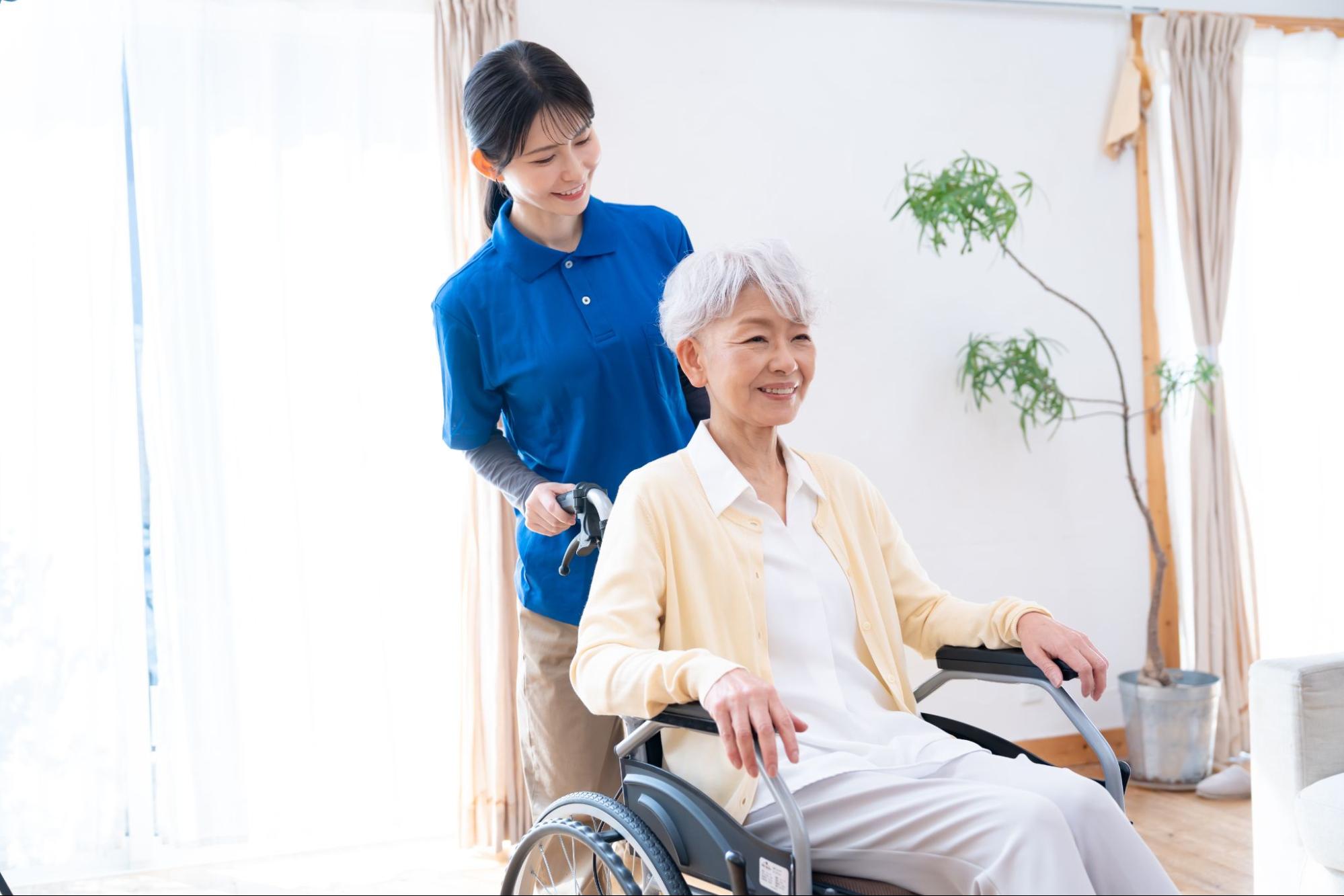 在宅で高齢女性を支える介護士のケアシーン