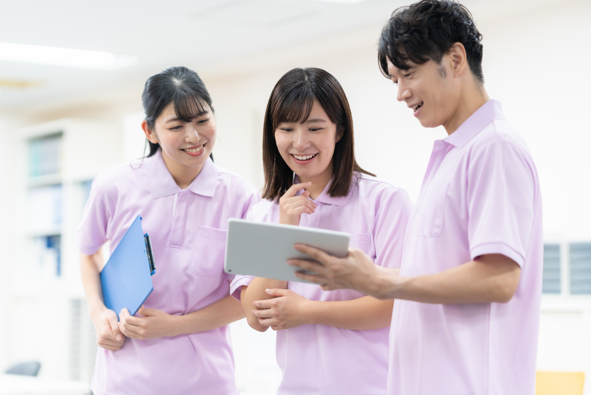 介護施設の事務所の若い男女の介護士