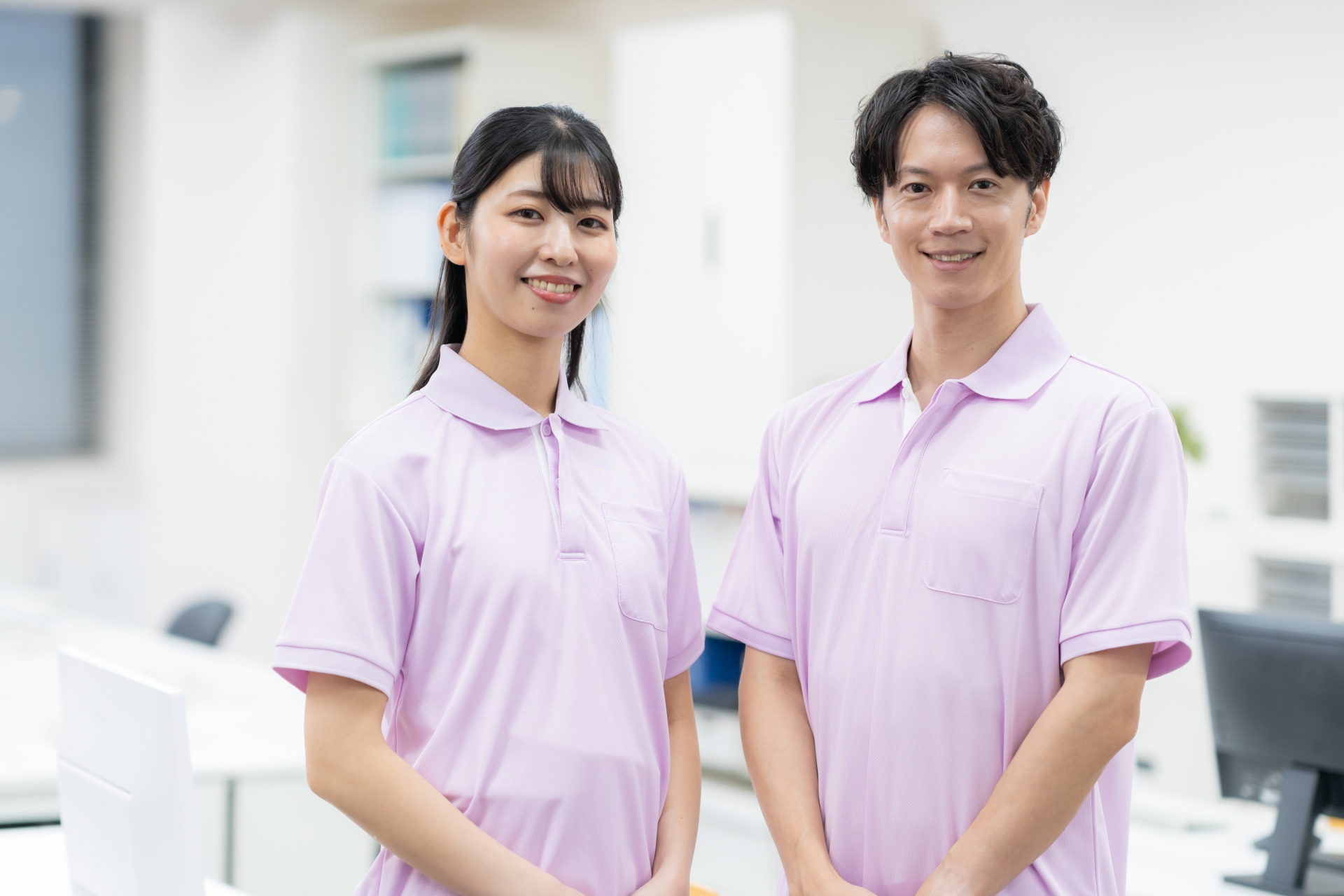 介護施設の事務所の若い男女の介護士