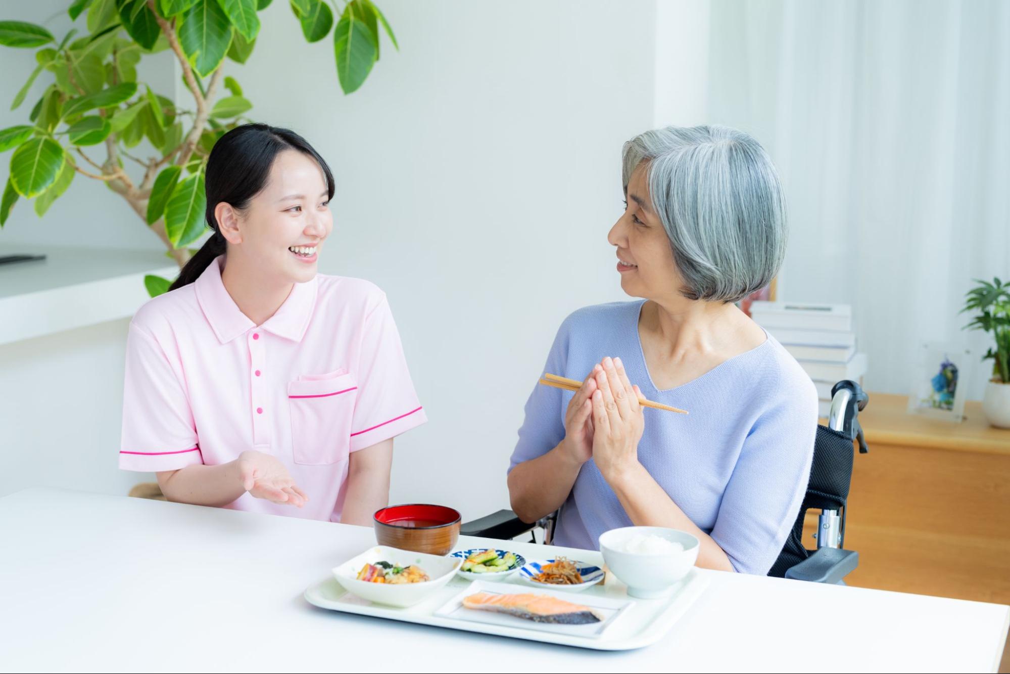 食事を提供されるシニアの女性