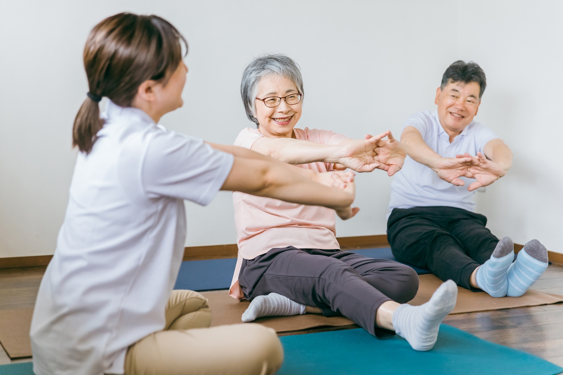 運動するシニアと理学療法士