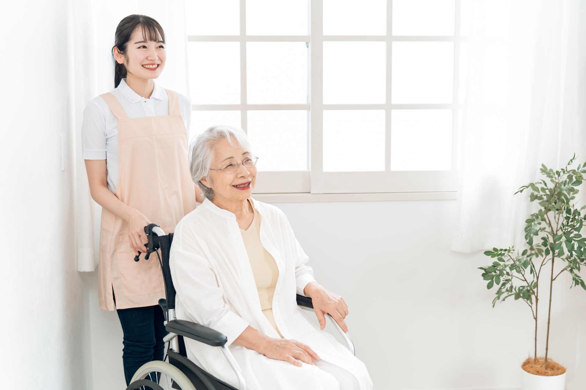 介護士と高齢者女性