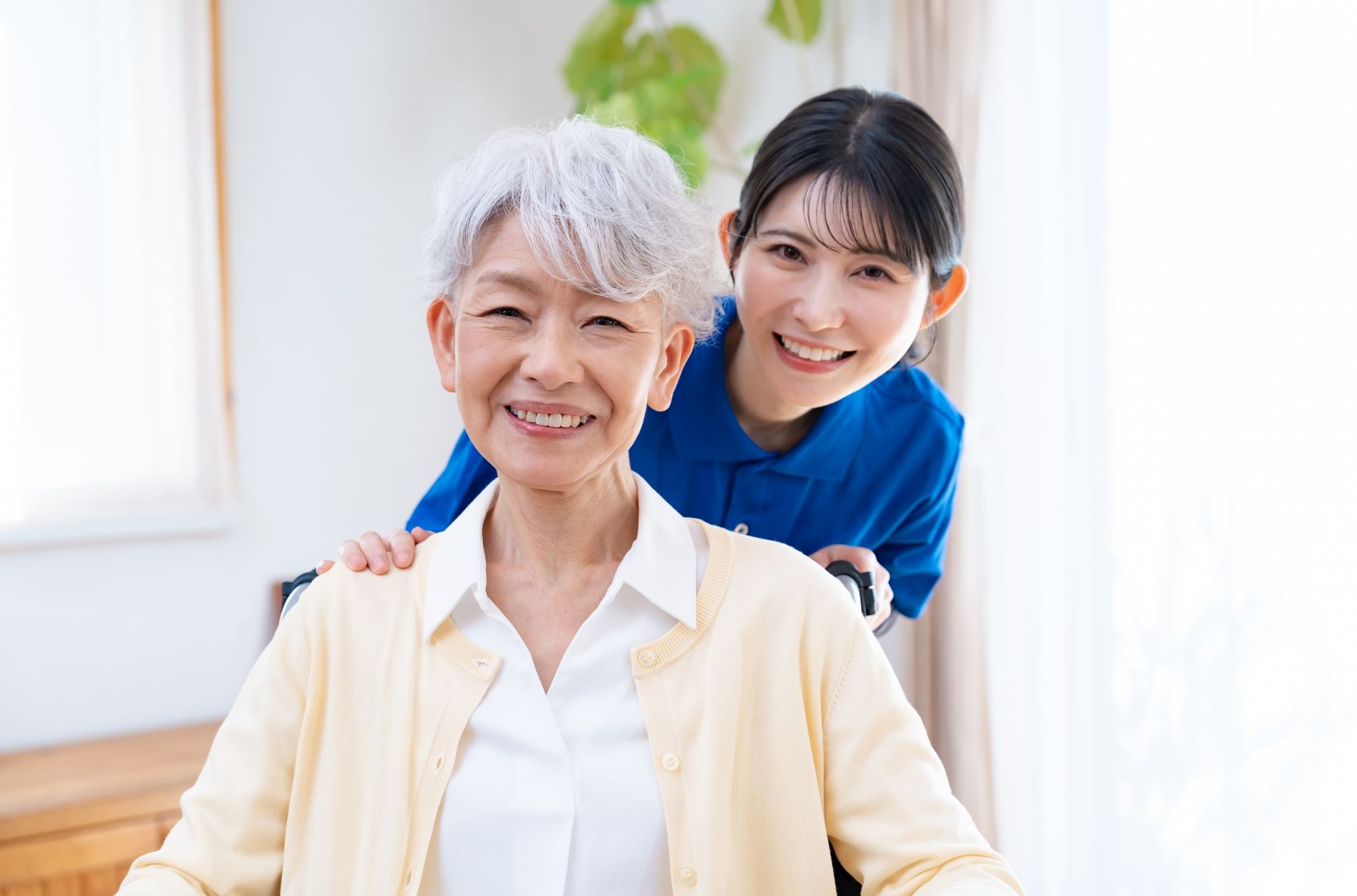 在宅で高齢女性を支える介護士のケアシーン