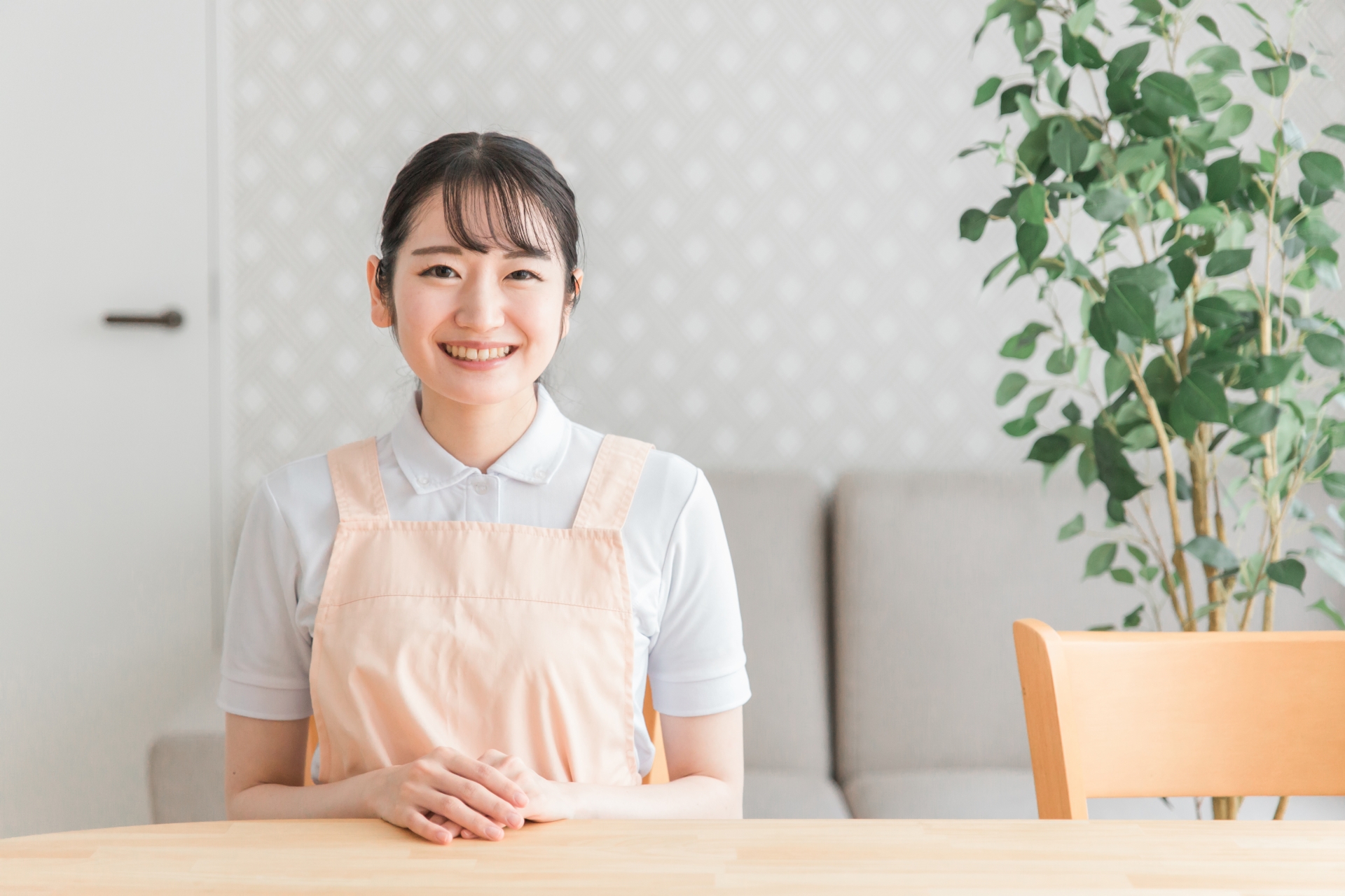エプロン姿の女性