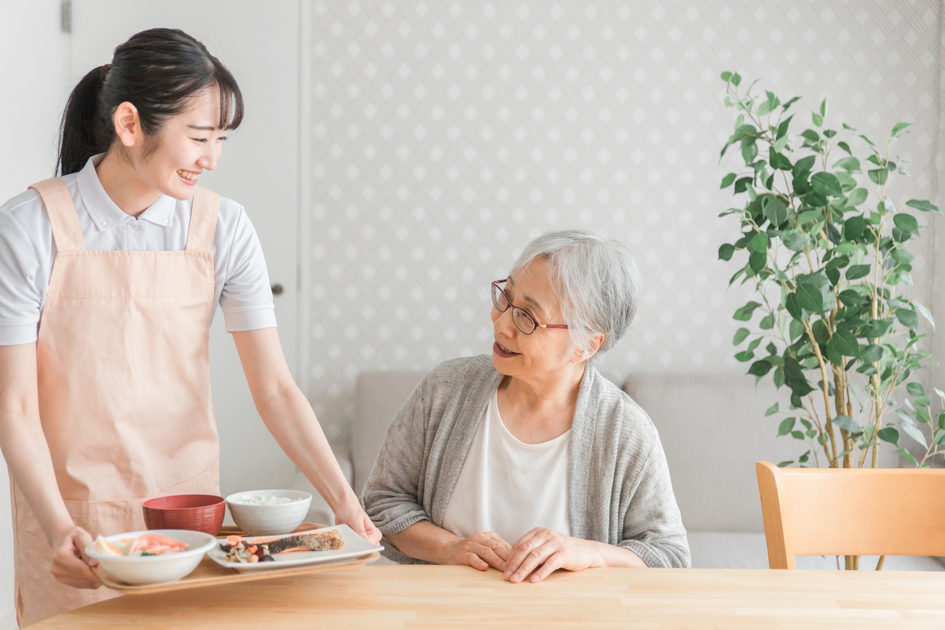 食事を提供する女性スタッフ