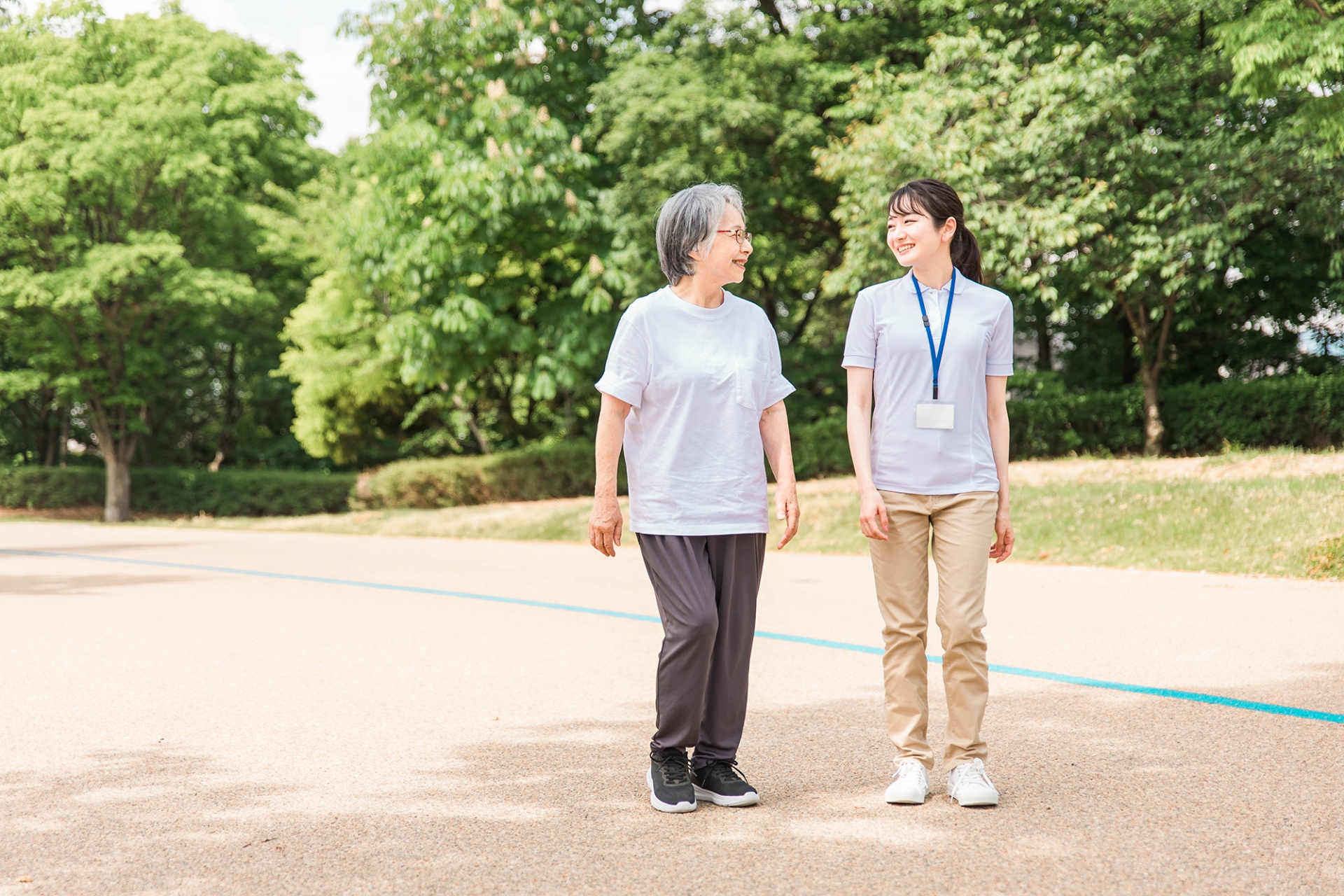 リハビリをする高齢者と介護士の女性