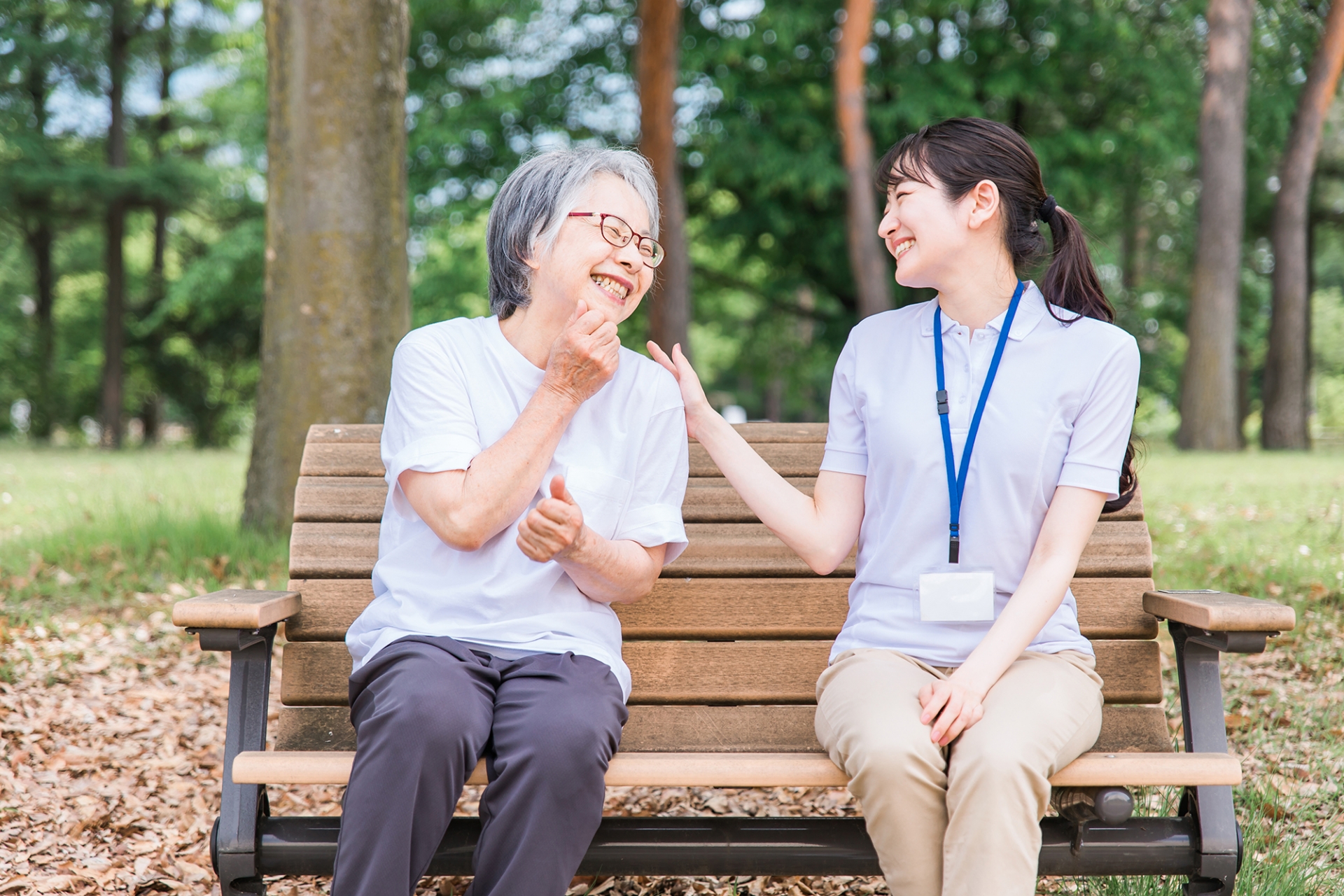高齢者と笑顔の介護スタッフ女性
