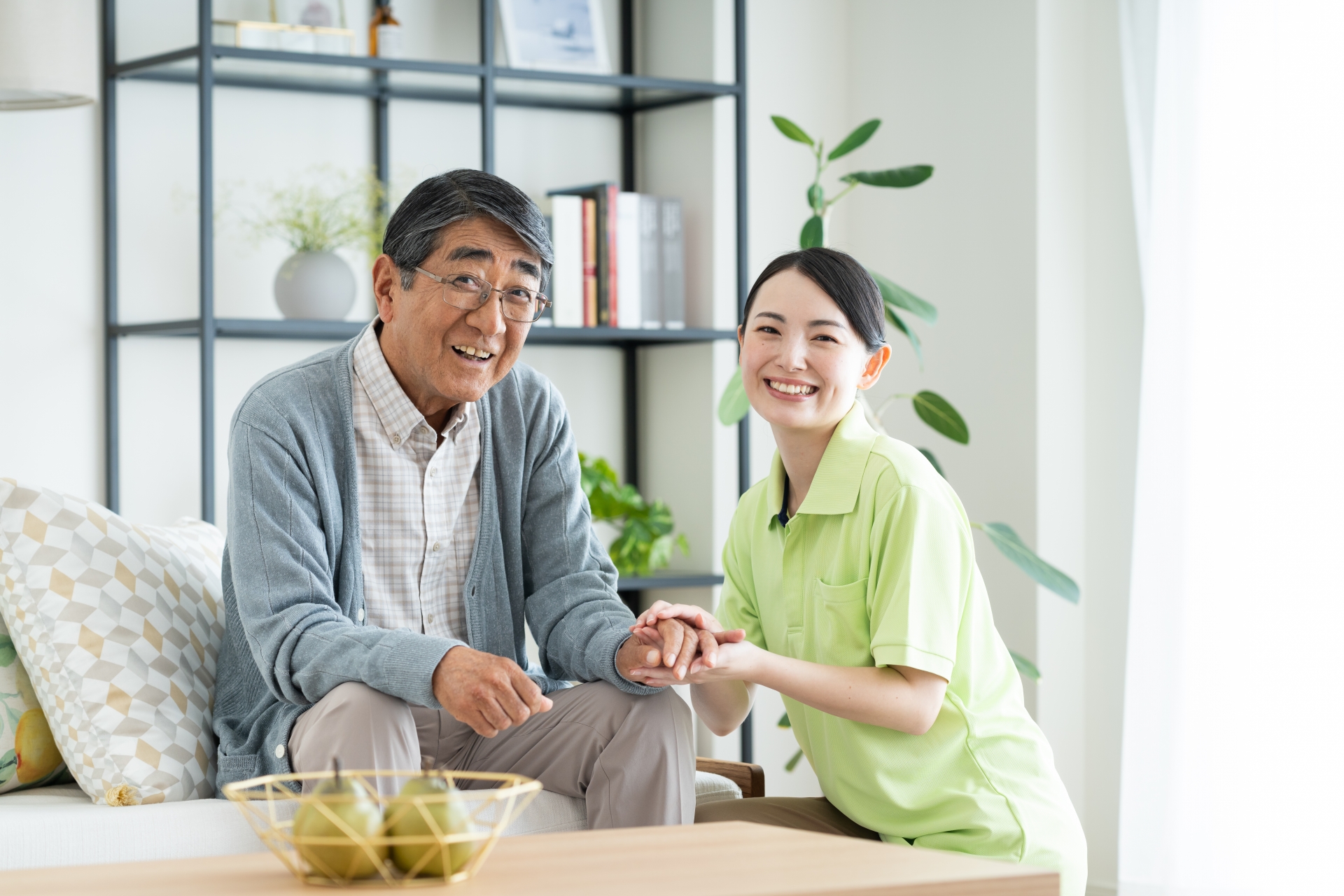 シニアの男性と介護福祉士