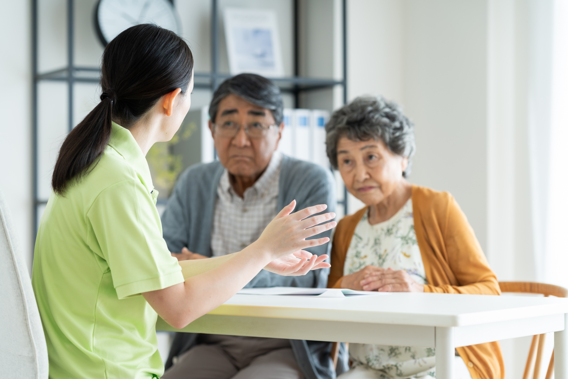 悩みを相談するシニアの夫婦