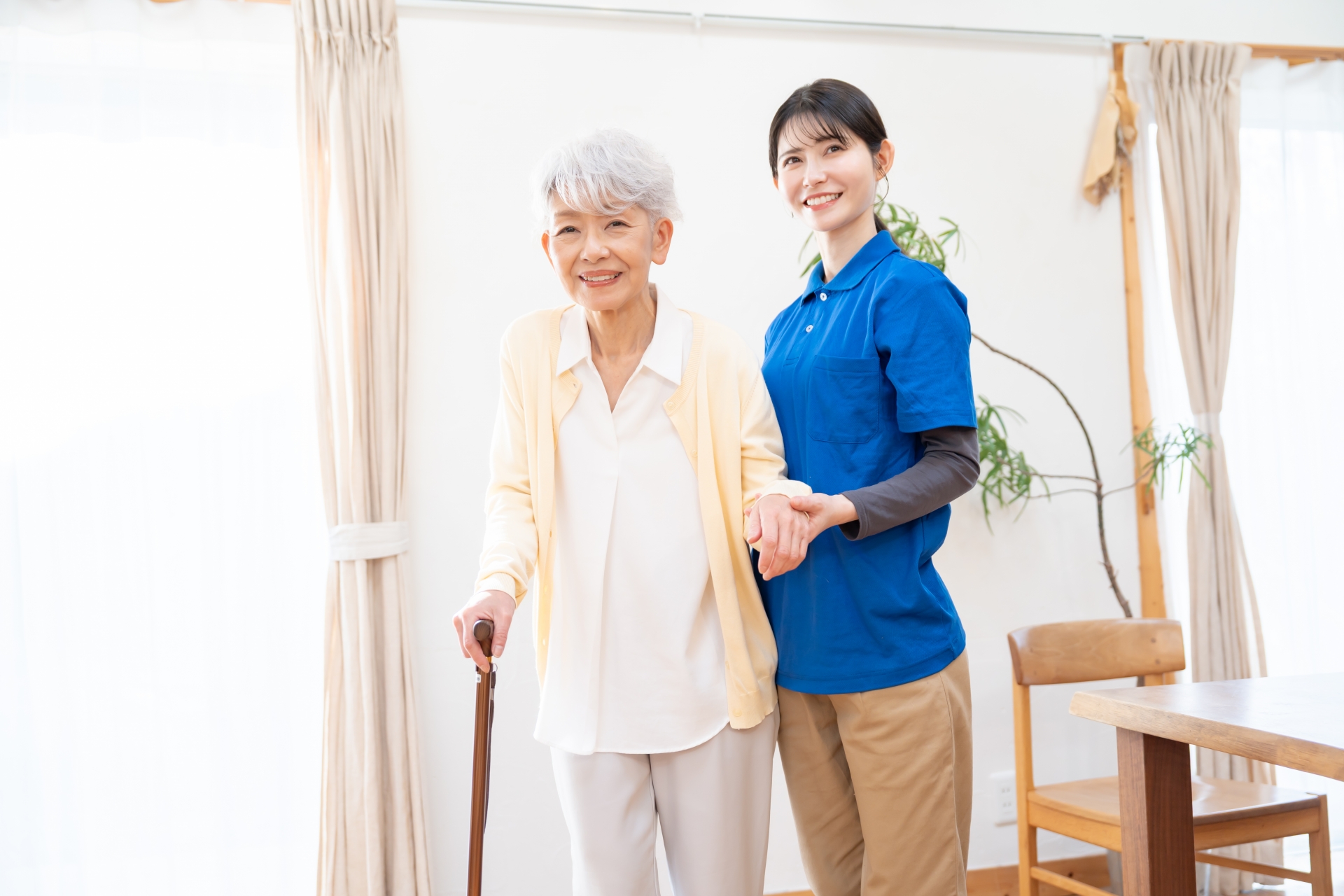 高齢者を支える女性