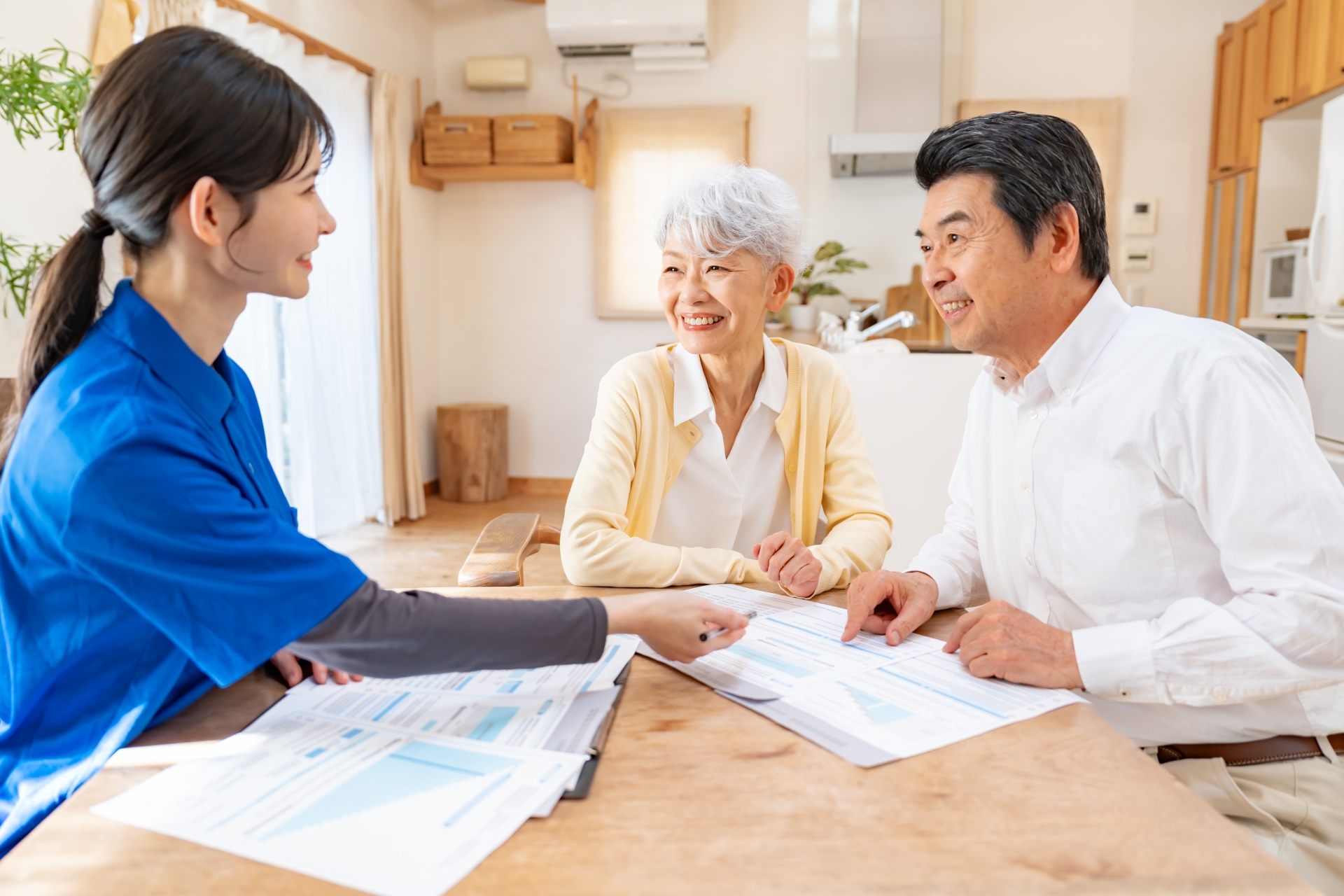 介護契約の説明を行う訪問介護士