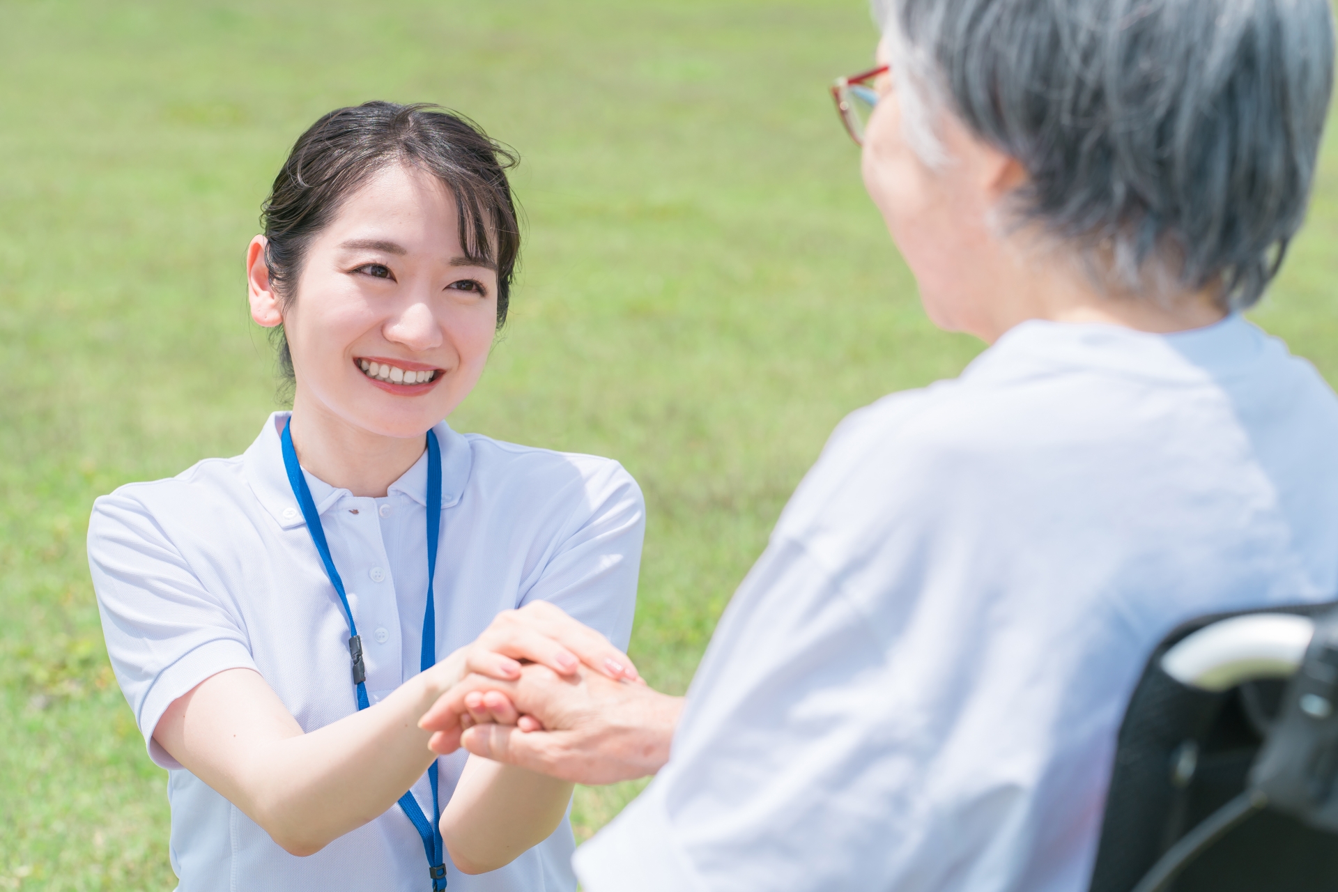 介護士と高齢者