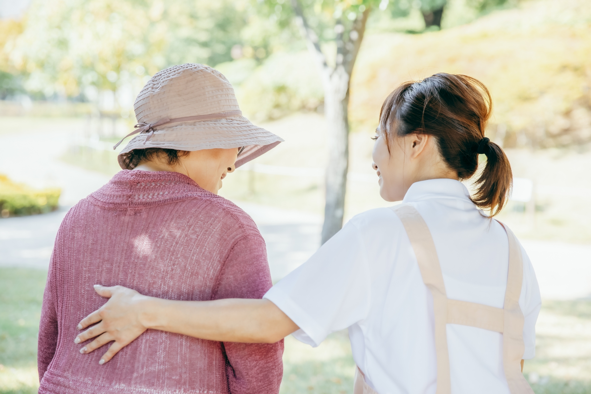 介護士と高齢者