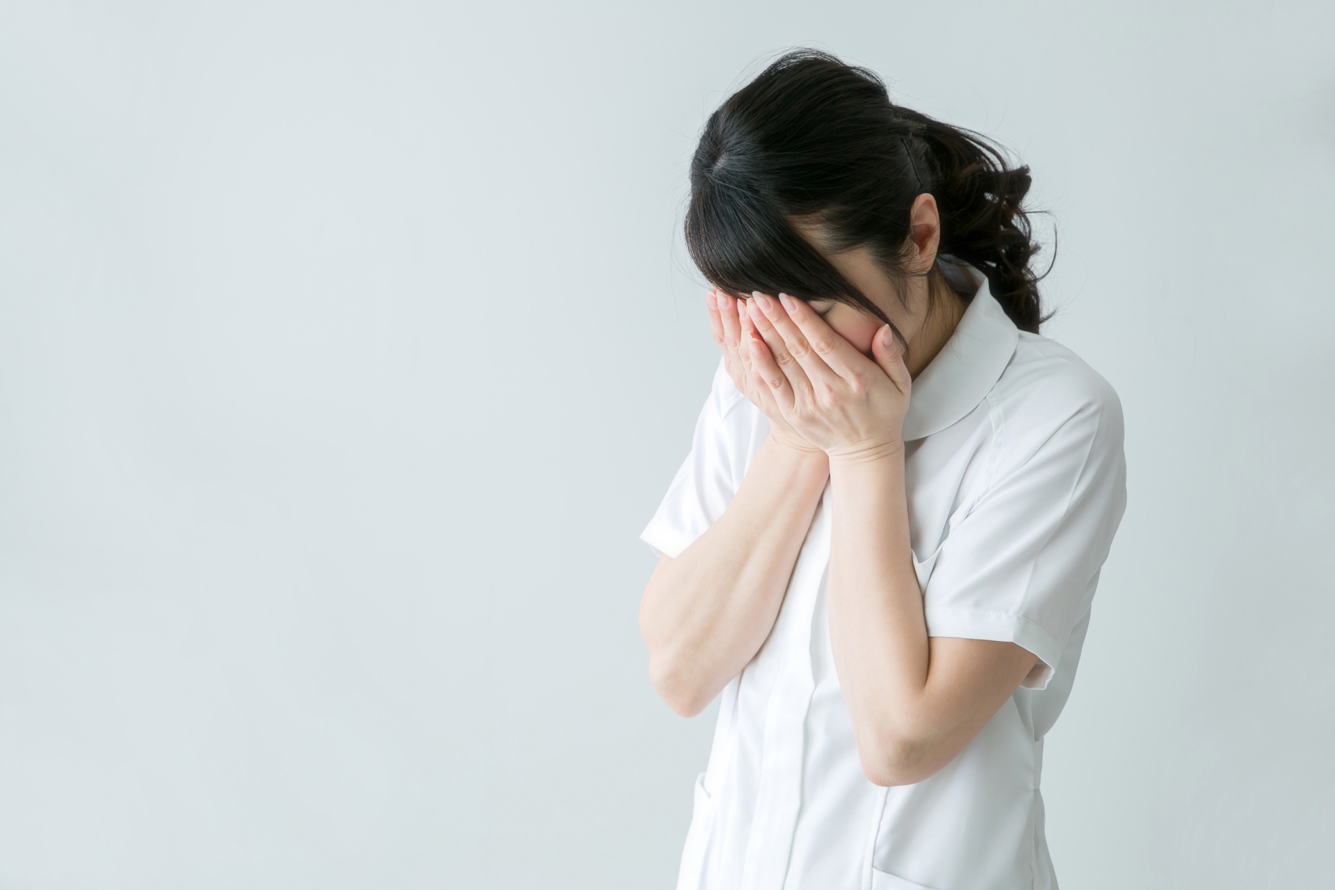 泣く白衣の女性