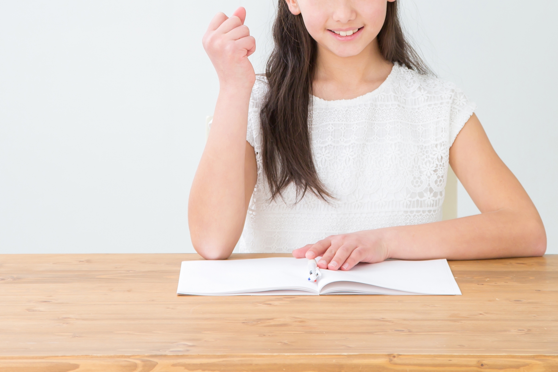 机で勉強する女の子