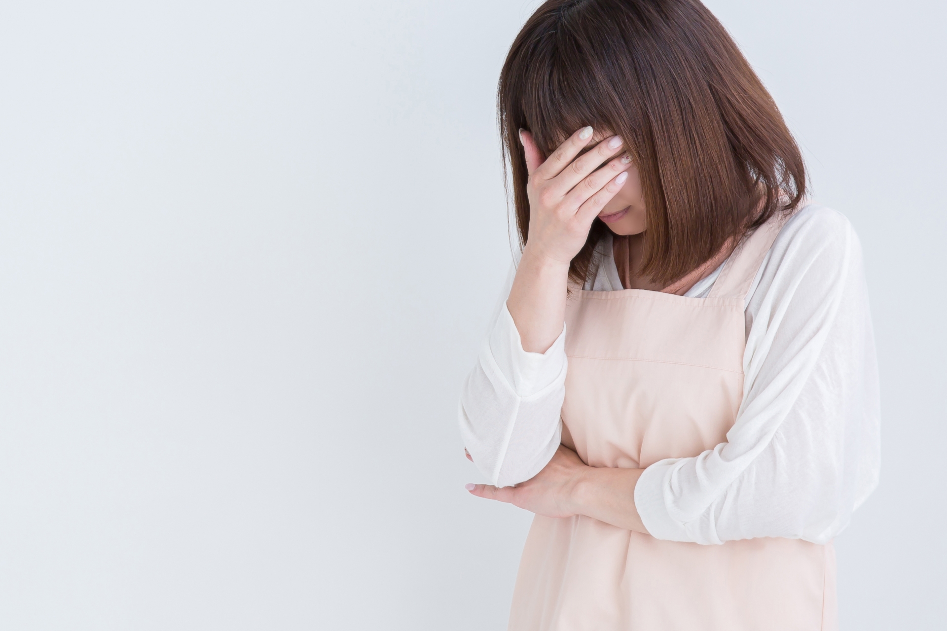 泣くエプロン姿の女性
