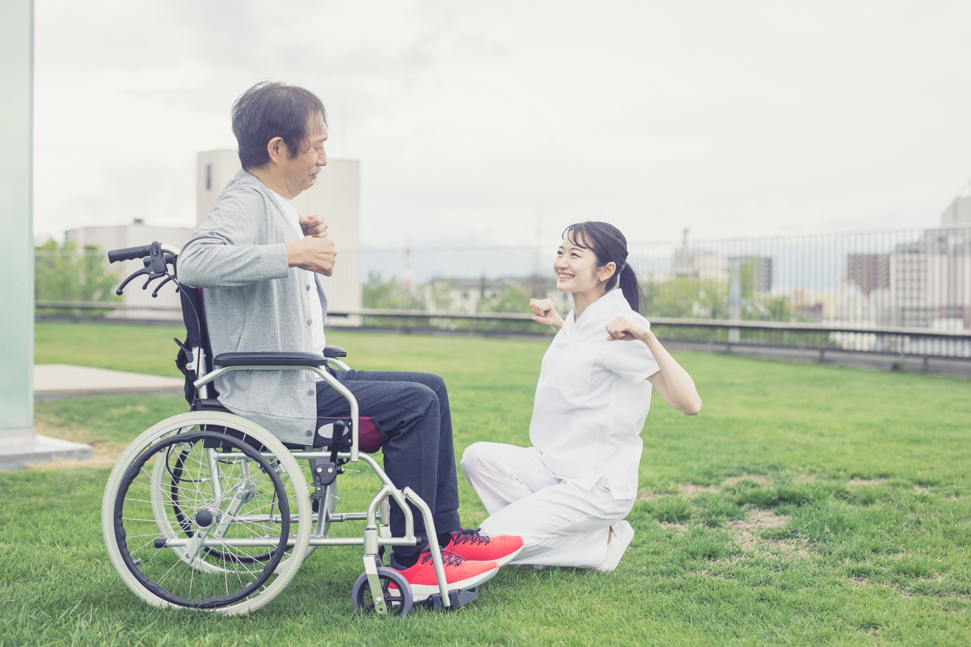 リハビリをする患者と医療スタッフ
