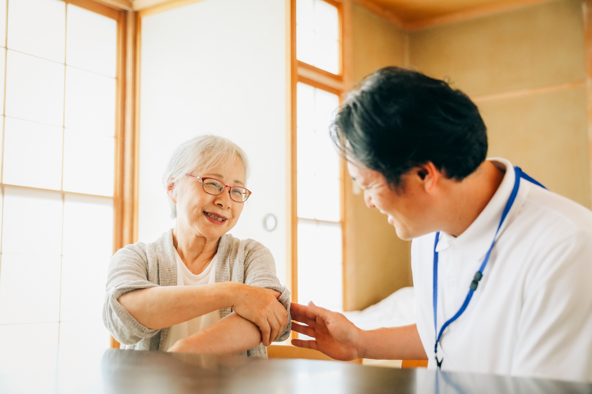 在宅介護を受ける高齢者女性(腕)