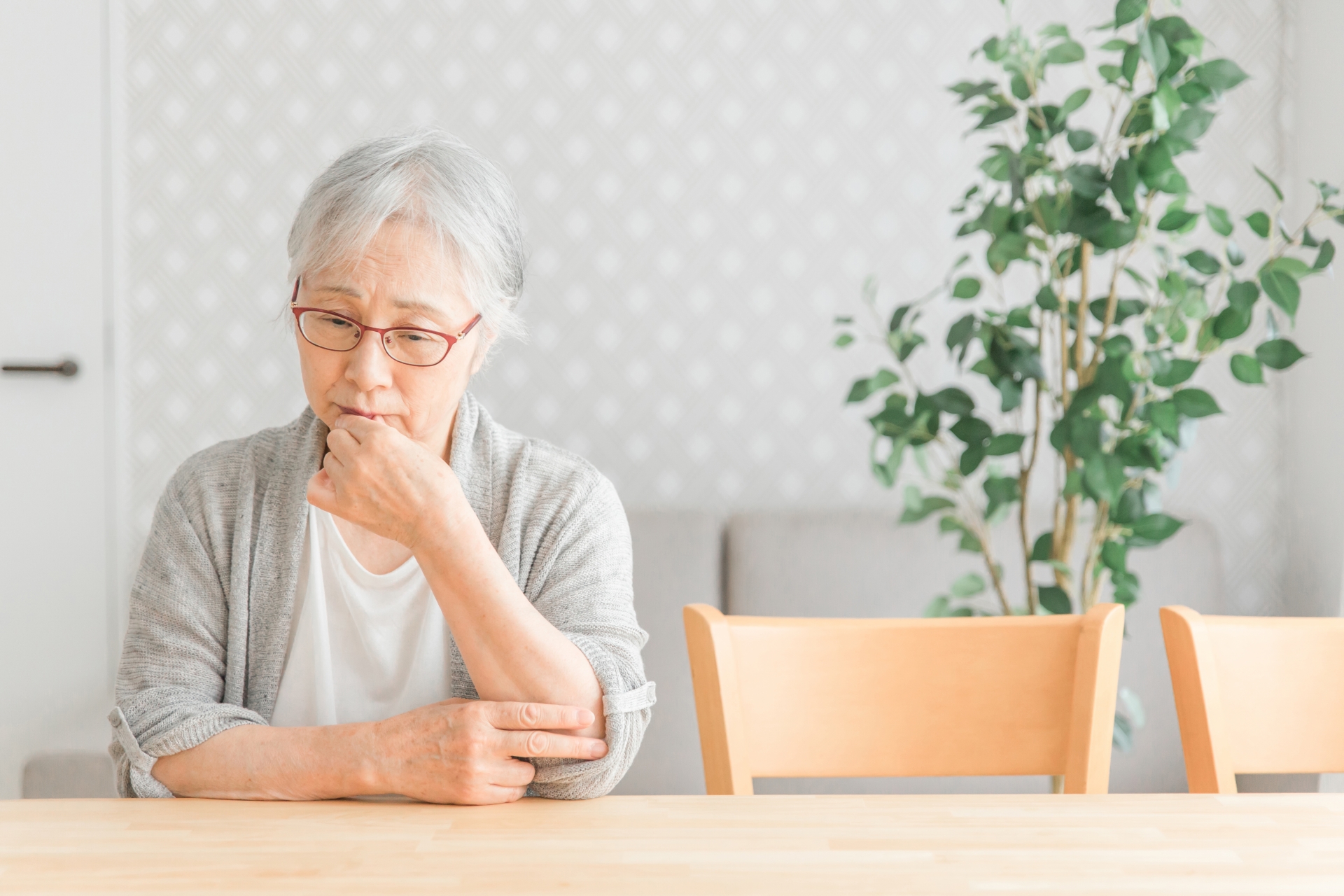 憂鬱な表情の高齢者女性