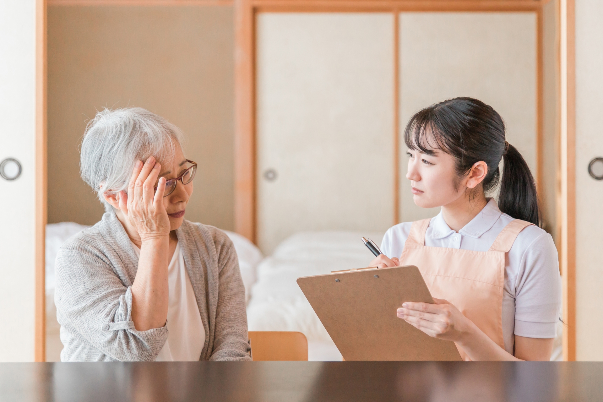 在宅介護を受ける高齢者女性(頭痛・発熱)