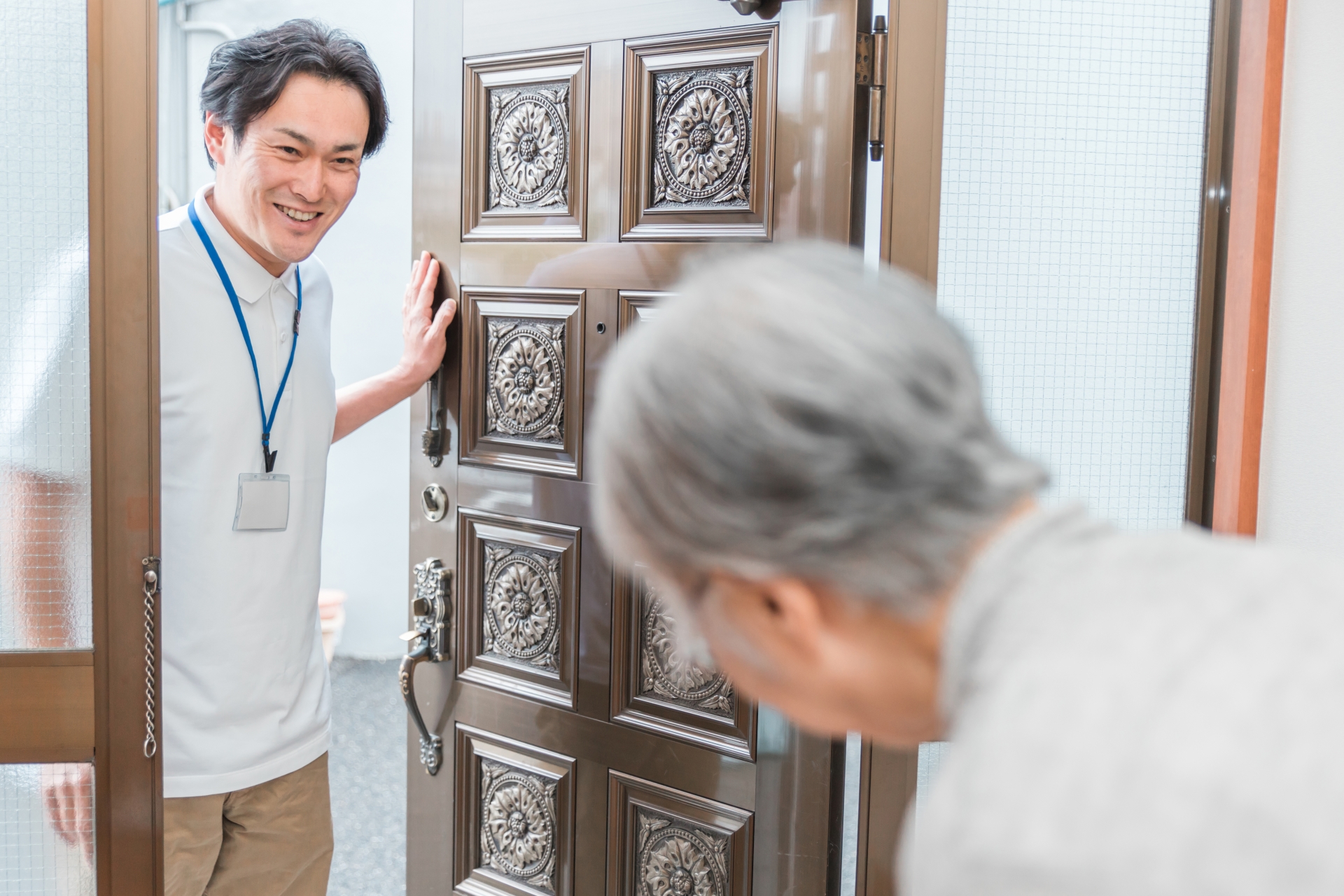 高齢者住宅に訪問する男性