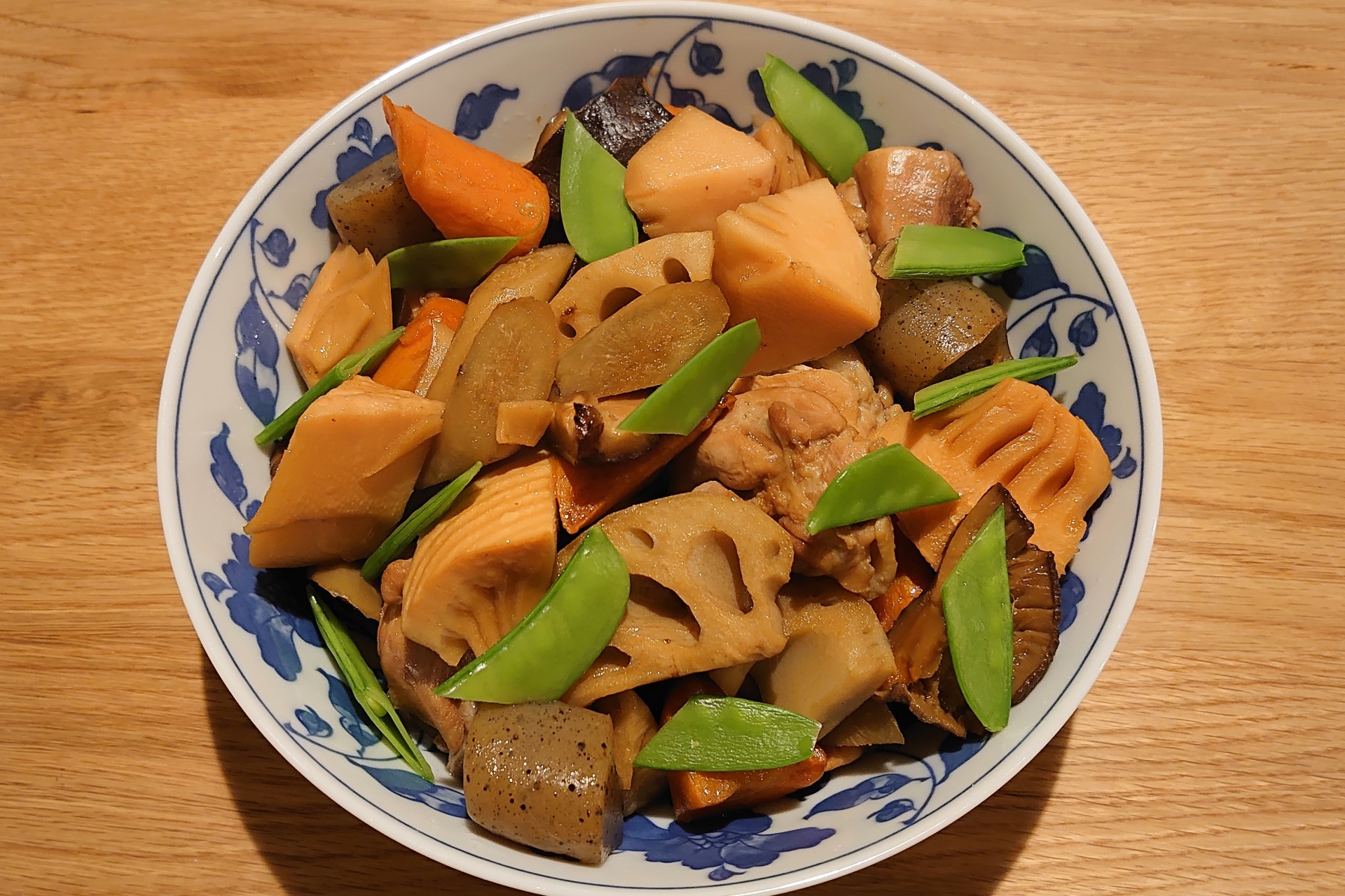 美味しそうな大皿の筑前煮