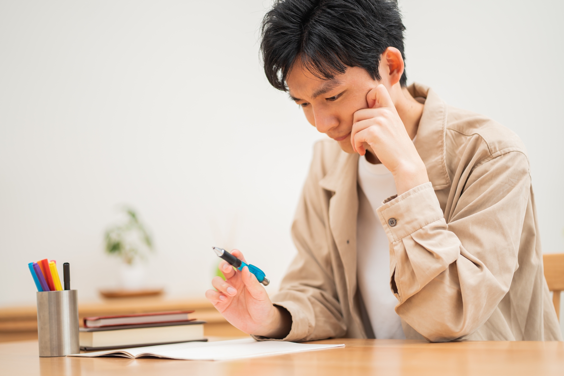 家で学習する男性
