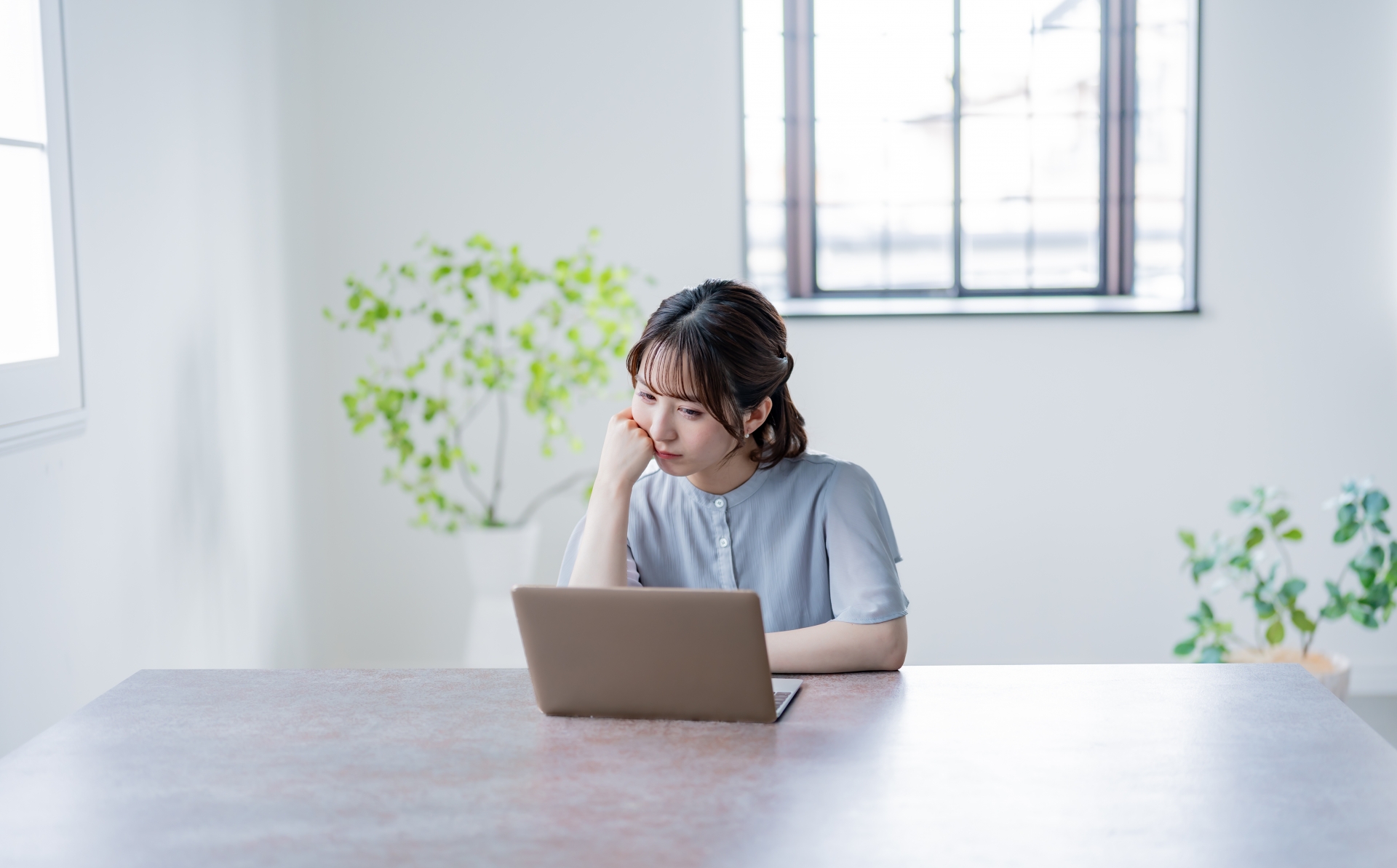 パソコン作業をする若い日本人女性