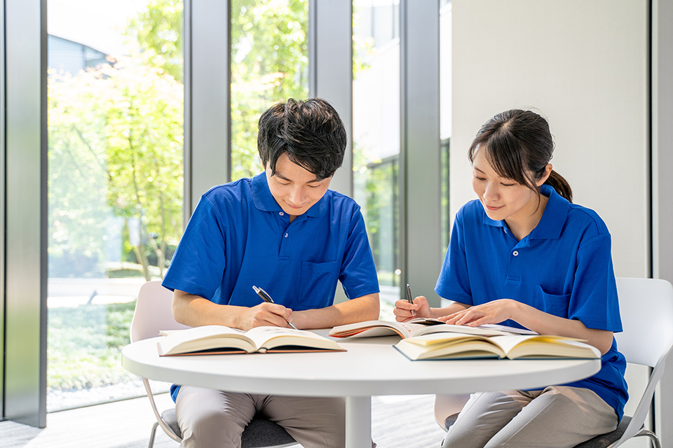 勉強をする男女の介護士