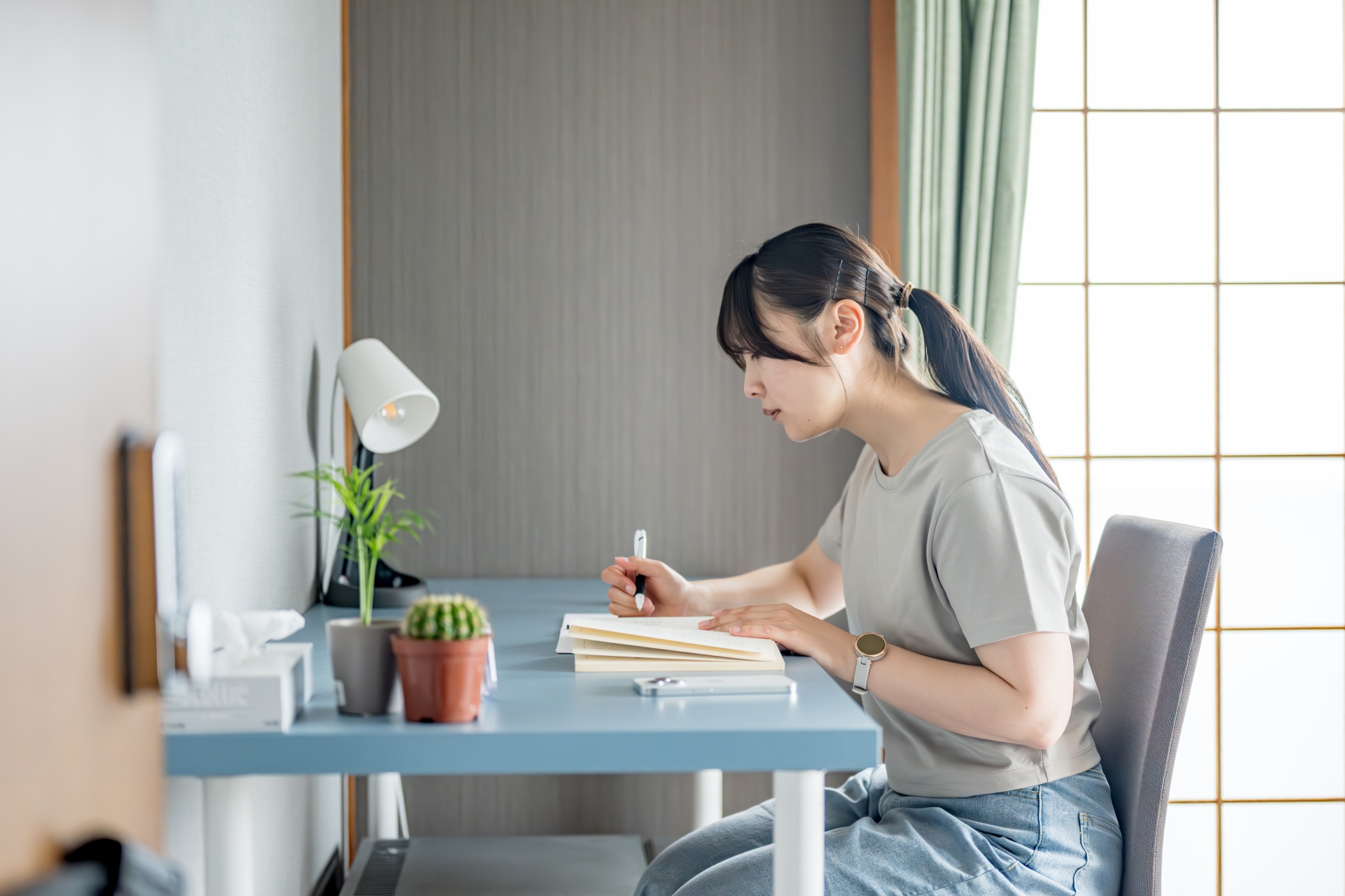 一生懸命学習する女性