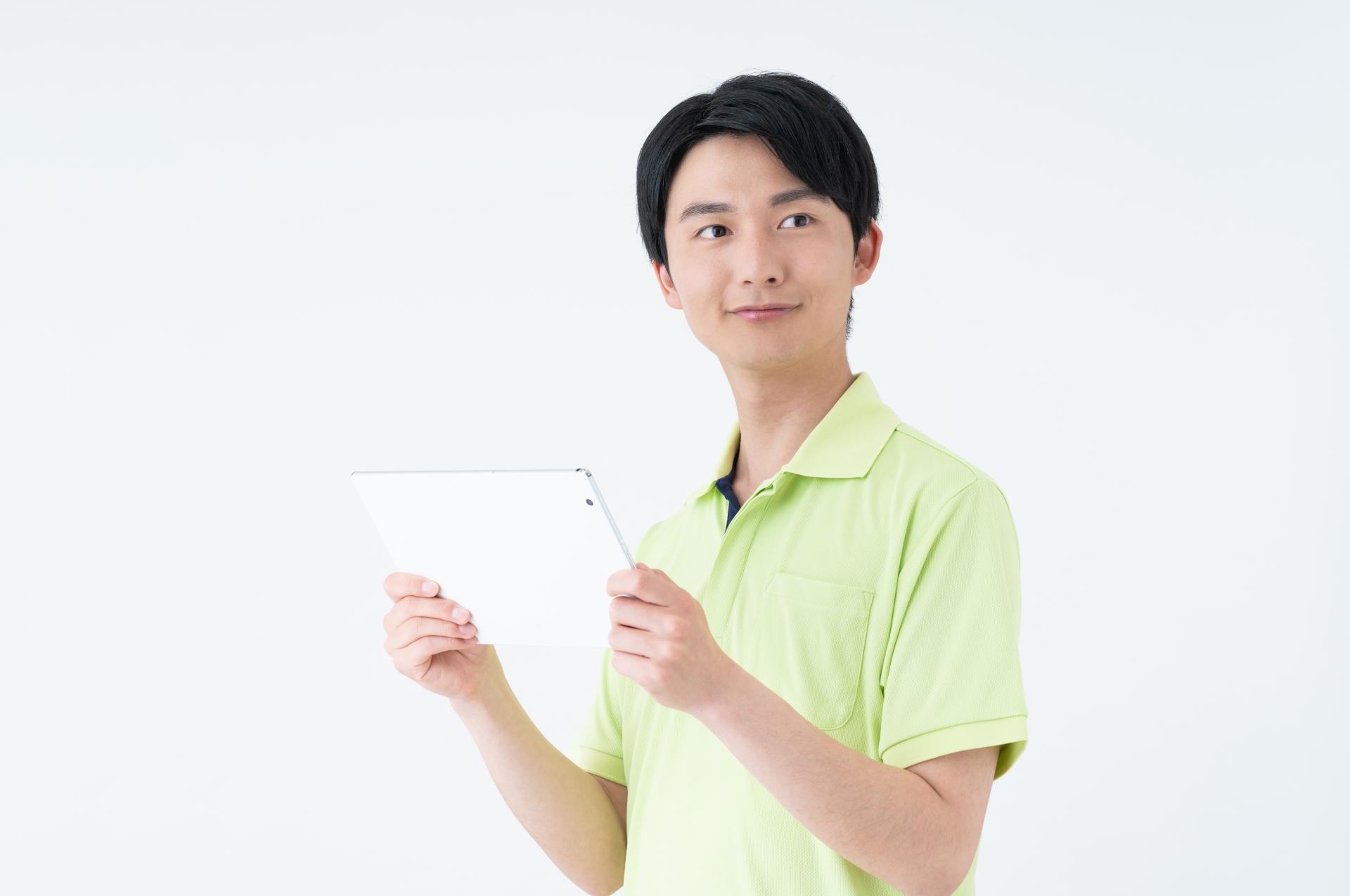 タブレットを持つ介護福祉士