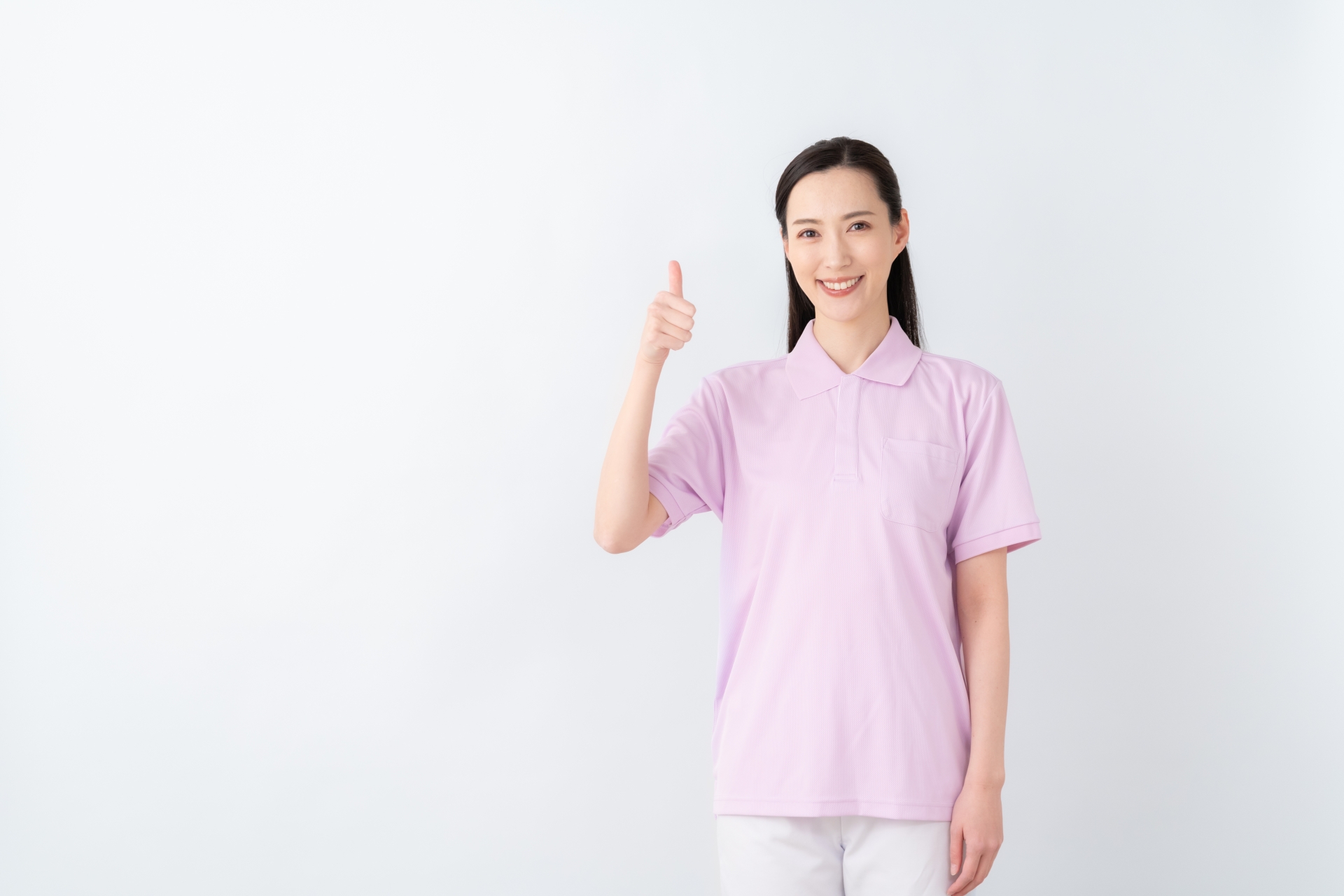 白バックの若い介護士