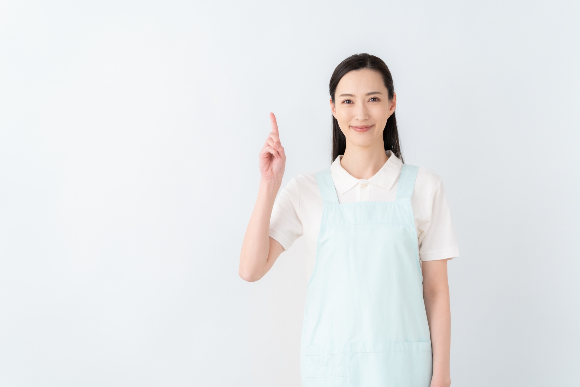 白バックの若い介護士