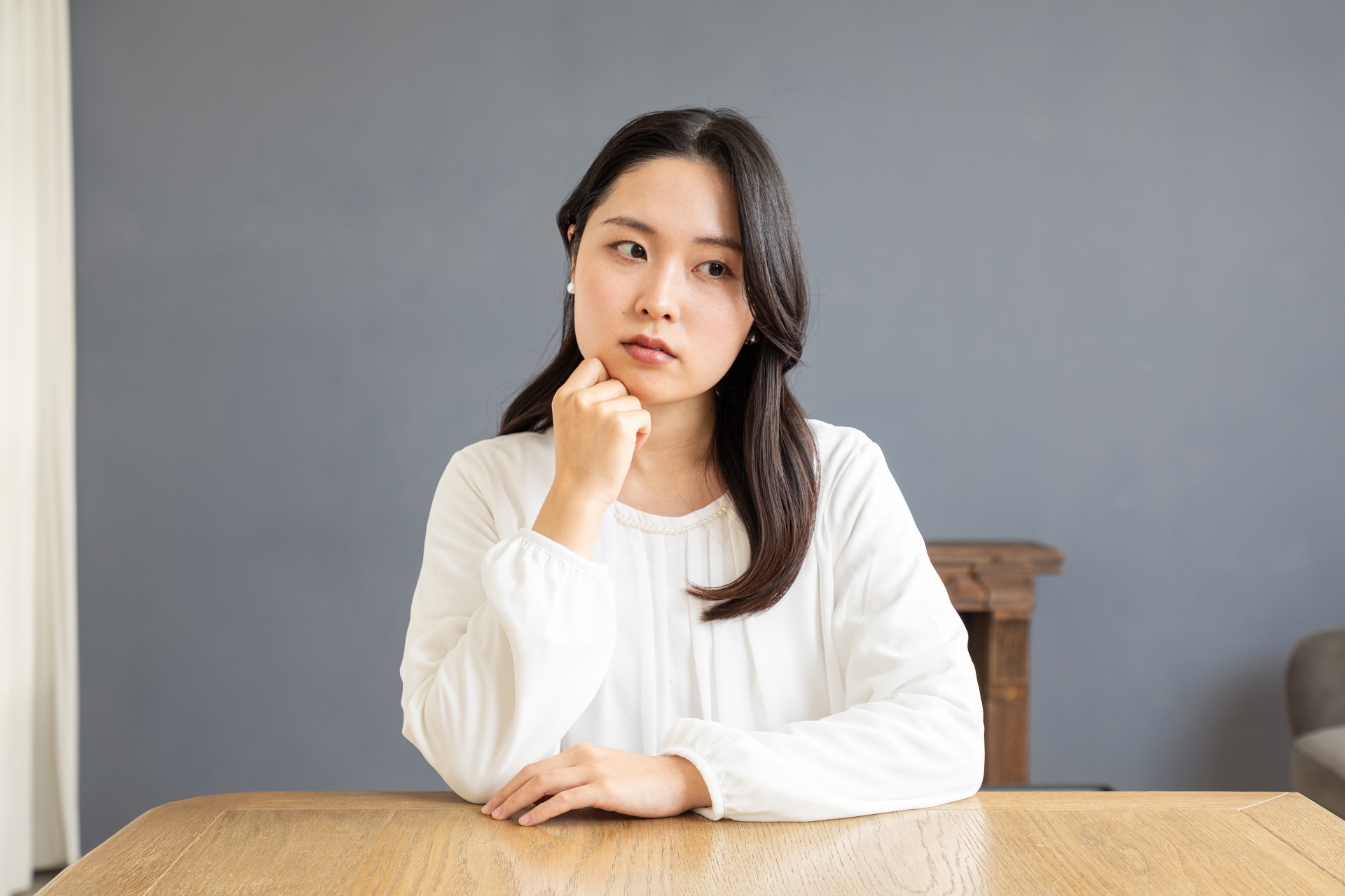 リビングで考えるアジア人女性01
