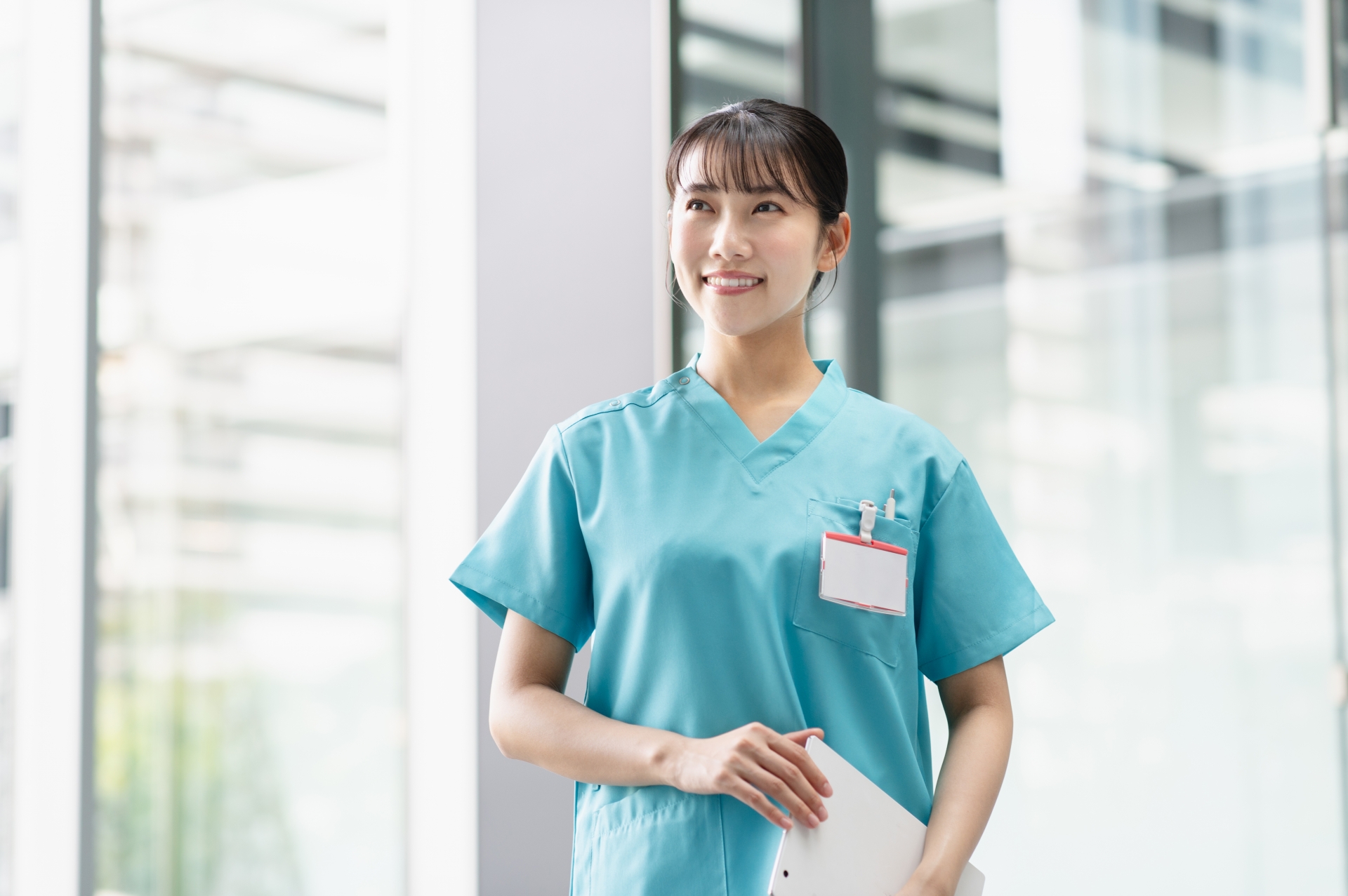 病院で働く若い女性医師