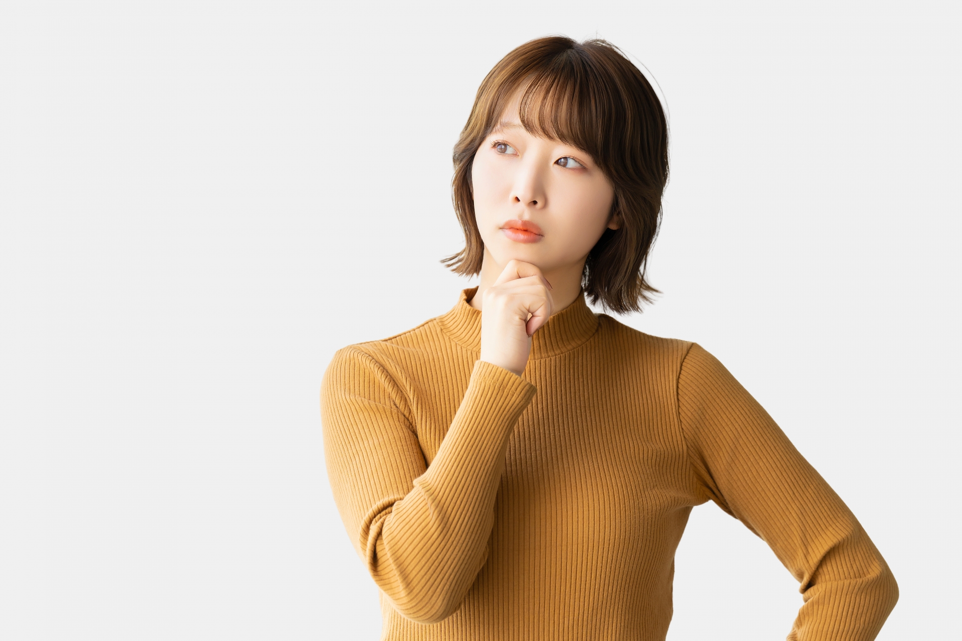 考えごとをする女性・ビジネスウーマン